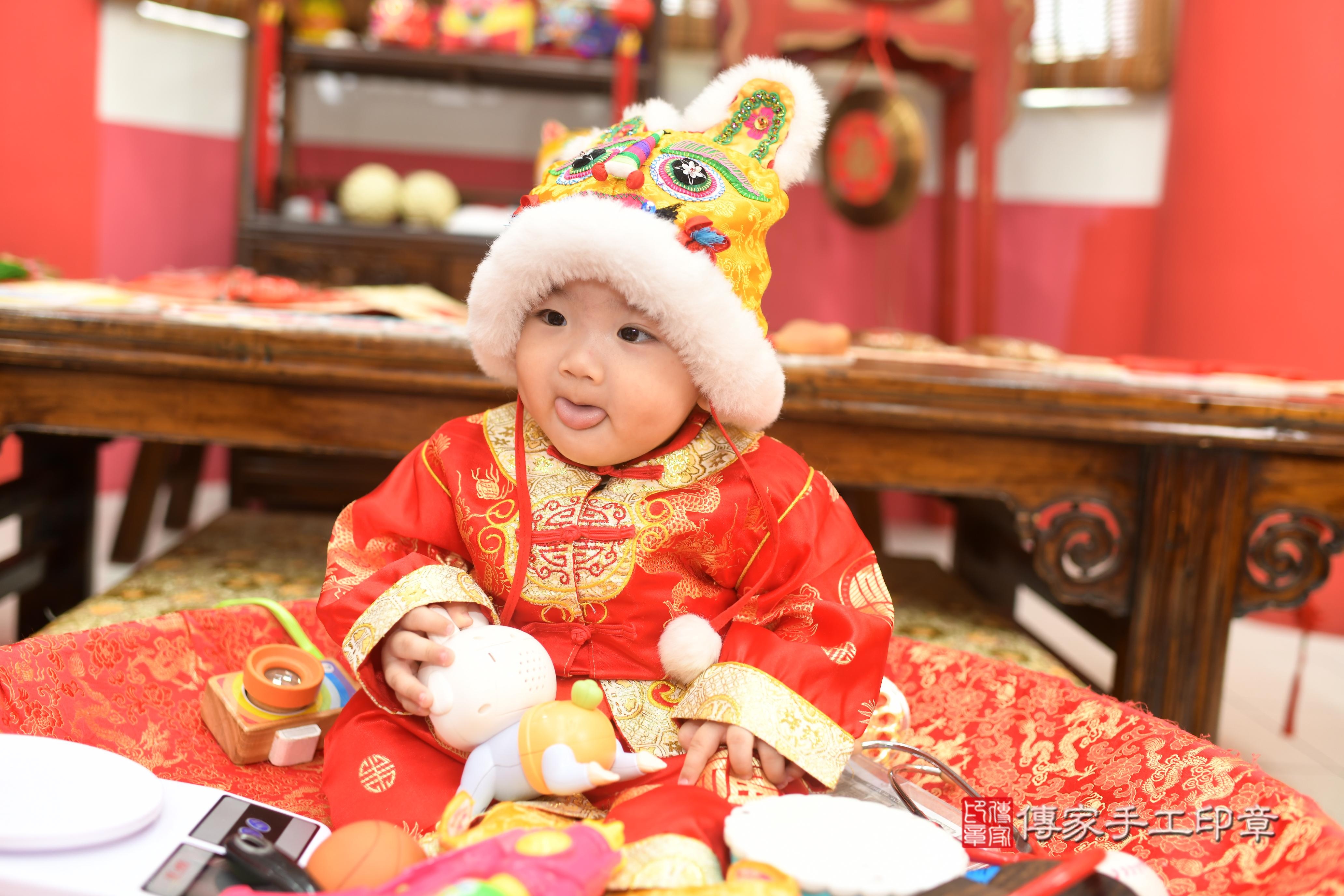 傳家手工印章高雄店、抓周、度脺、美式風會場、傳家嬰兒古禮、吉祥話、抓周道具物品24種、拍照。抓周證書。寶寶抓周、滿周歲、生日快樂、祝福 傳家手工印章高雄店、抓周、度脺、美式風會場、傳家嬰兒古禮、吉祥話、抓周道具物品24種、拍照。抓周證書。寶寶抓周、滿周歲、生日快樂、祝福