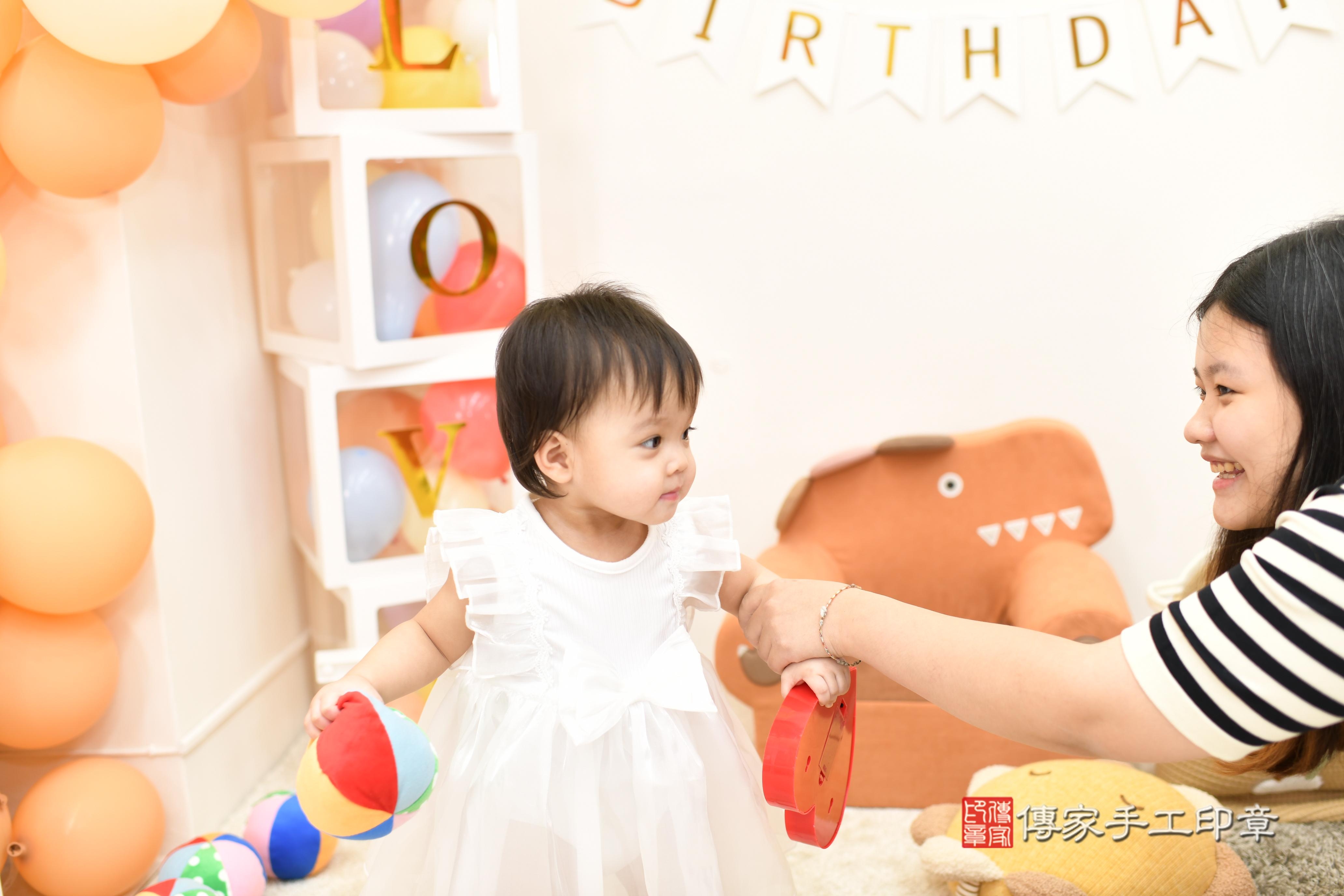 傳家手工印章高雄店、抓周、度脺、美式風會場、傳家嬰兒古禮、吉祥話、抓周道具物品24種、拍照。抓周證書。寶寶抓周、滿周歲、生日快樂、祝福