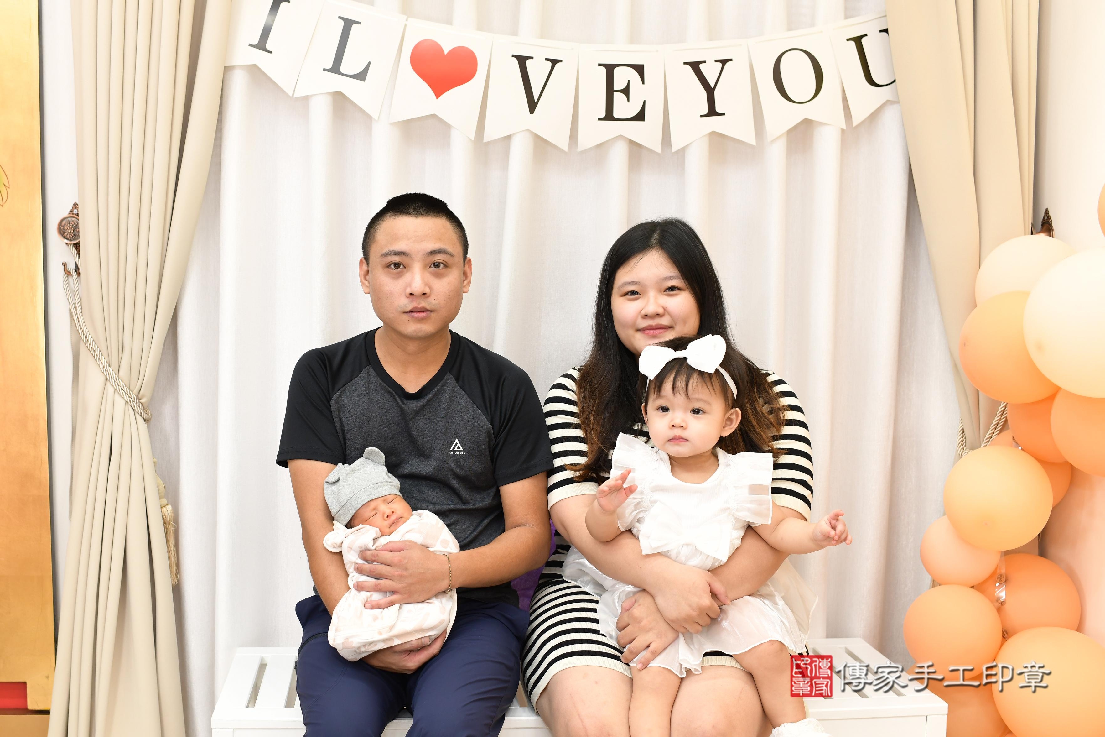 傳家手工印章高雄店、抓周、度脺、美式風會場、傳家嬰兒古禮、吉祥話、抓周道具物品24種、拍照。抓周證書。寶寶抓周、滿周歲、生日快樂、祝福