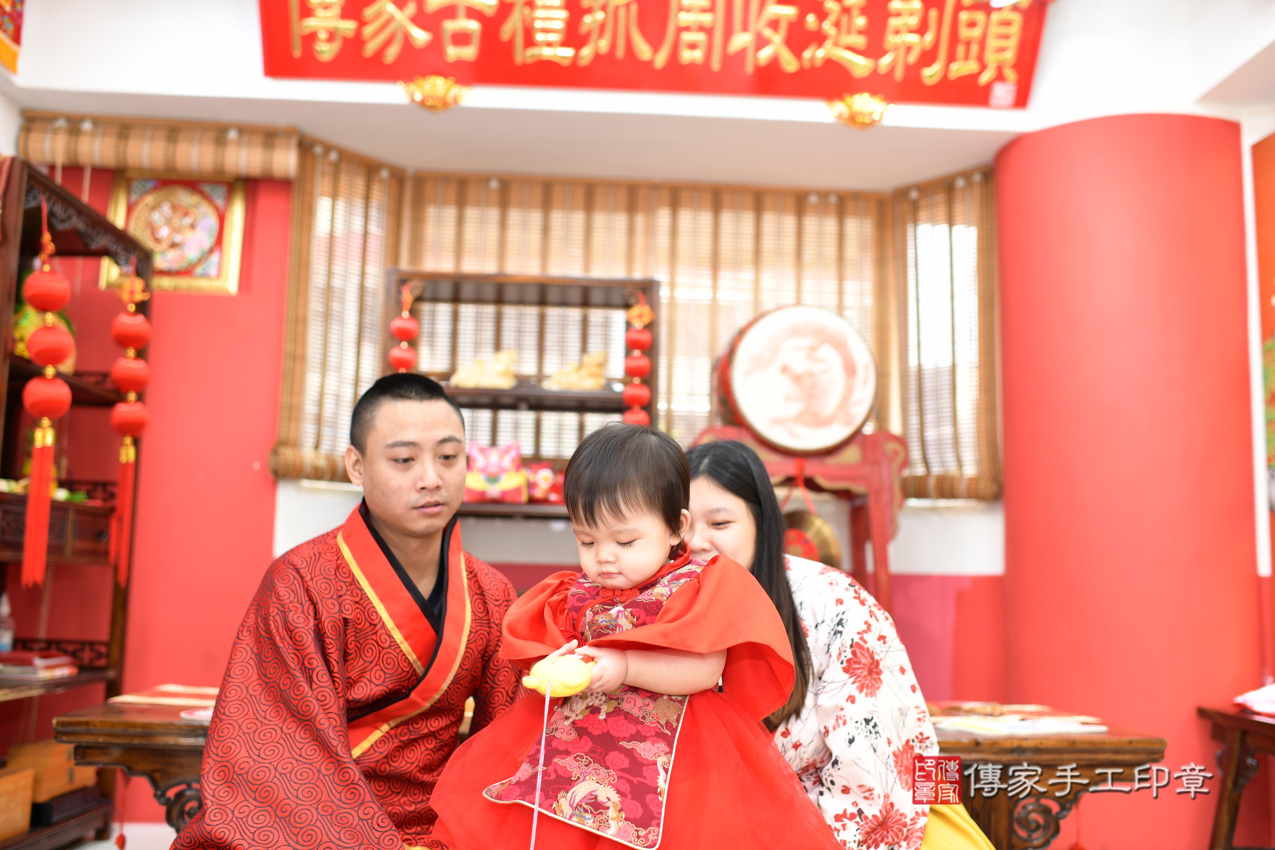 傳家手工印章高雄店、抓周、度脺、美式風會場、傳家嬰兒古禮、吉祥話、抓周道具物品24種、拍照。抓周證書。寶寶抓周、滿周歲、生日快樂、祝福