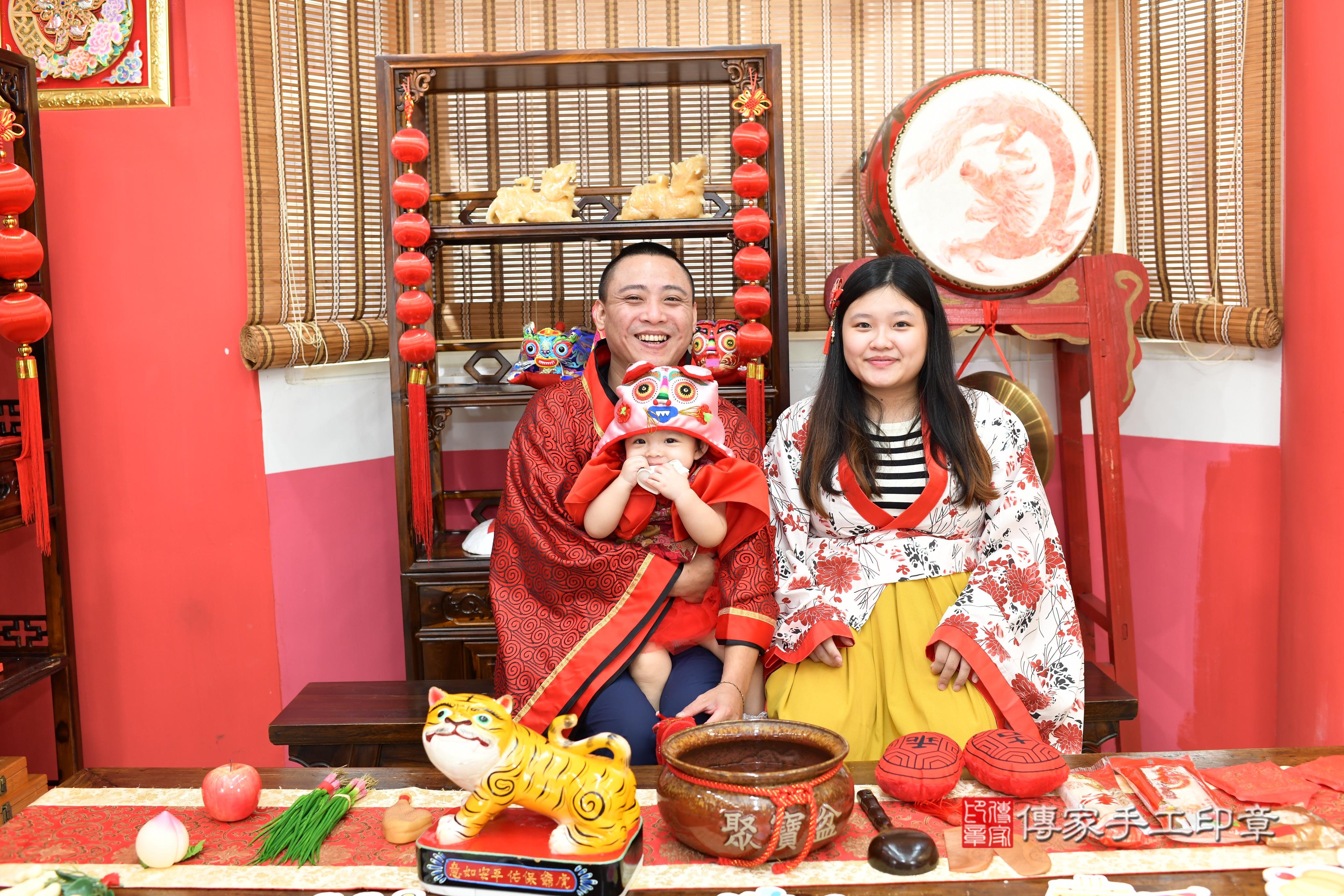 傳家手工印章高雄店、抓周、度脺、美式風會場、傳家嬰兒古禮、吉祥話、抓周道具物品24種、拍照。抓周證書。寶寶抓周、滿周歲、生日快樂、祝福