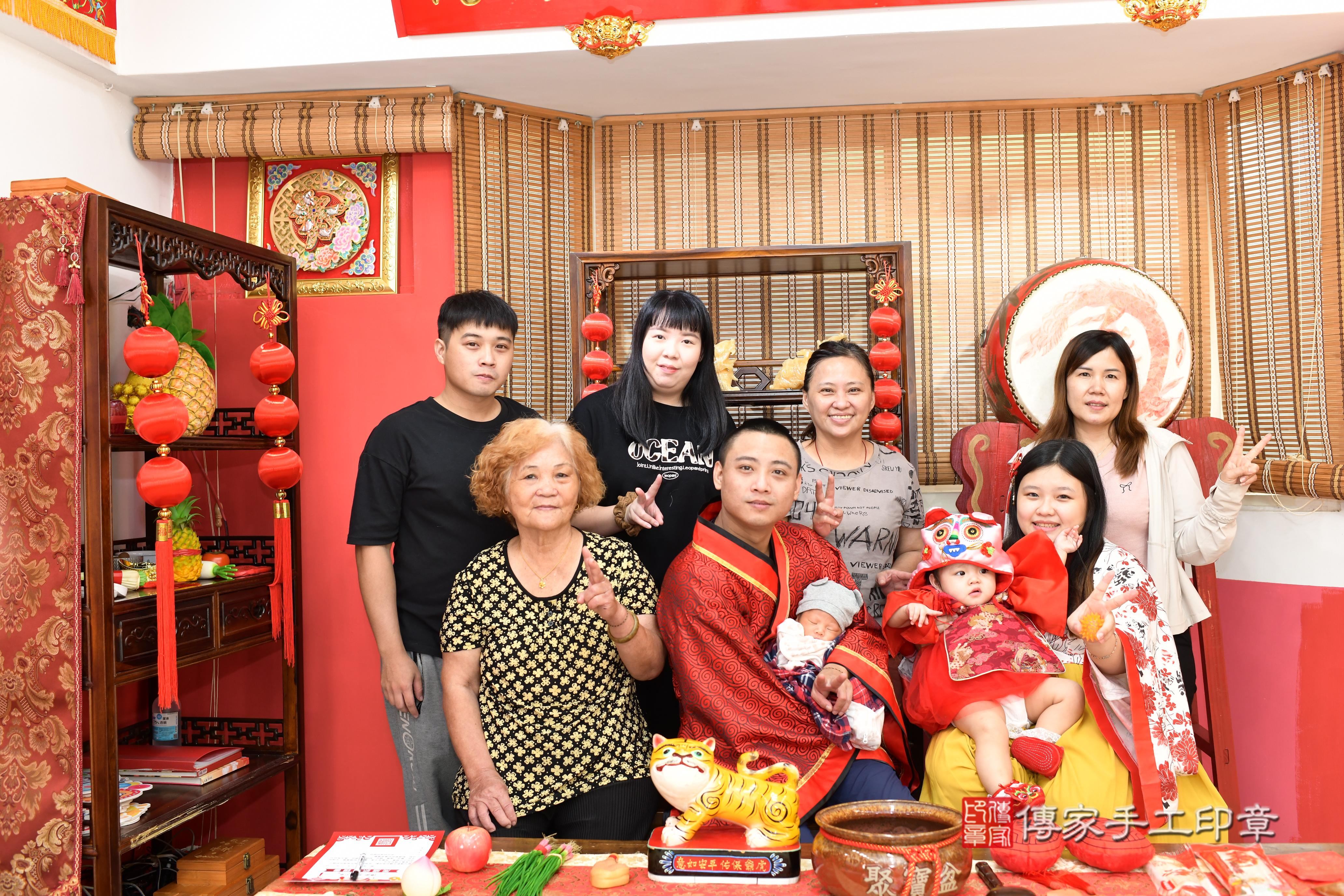 傳家手工印章高雄店、抓周、度脺、美式風會場、傳家嬰兒古禮、吉祥話、抓周道具物品24種、拍照。抓周證書。寶寶抓周、滿周歲、生日快樂、祝福