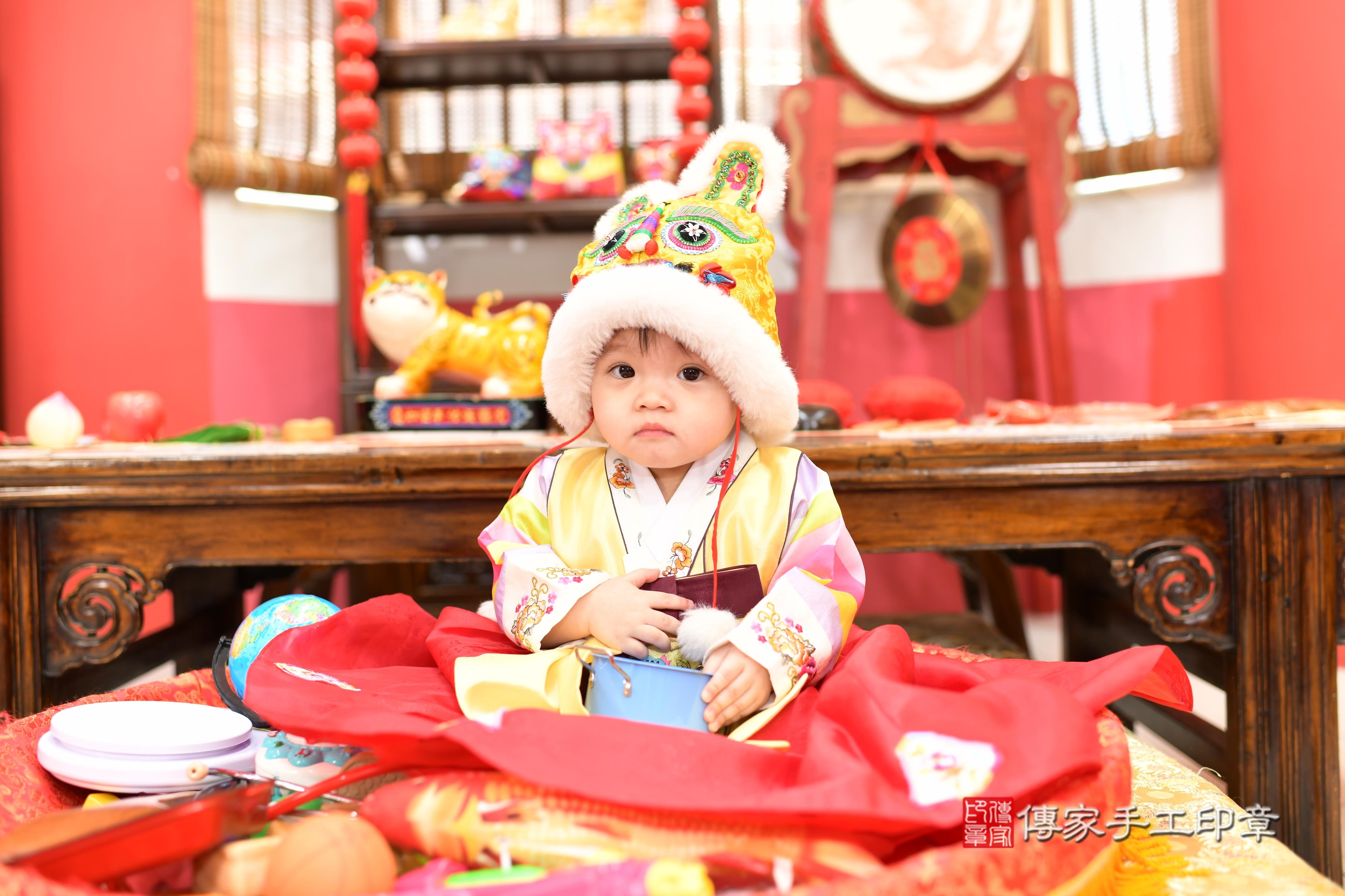 傳家手工印章高雄店、抓周、度脺、美式風會場、傳家嬰兒古禮、吉祥話、抓周道具物品24種、拍照。抓周證書。寶寶抓周、滿周歲、生日快樂、祝福