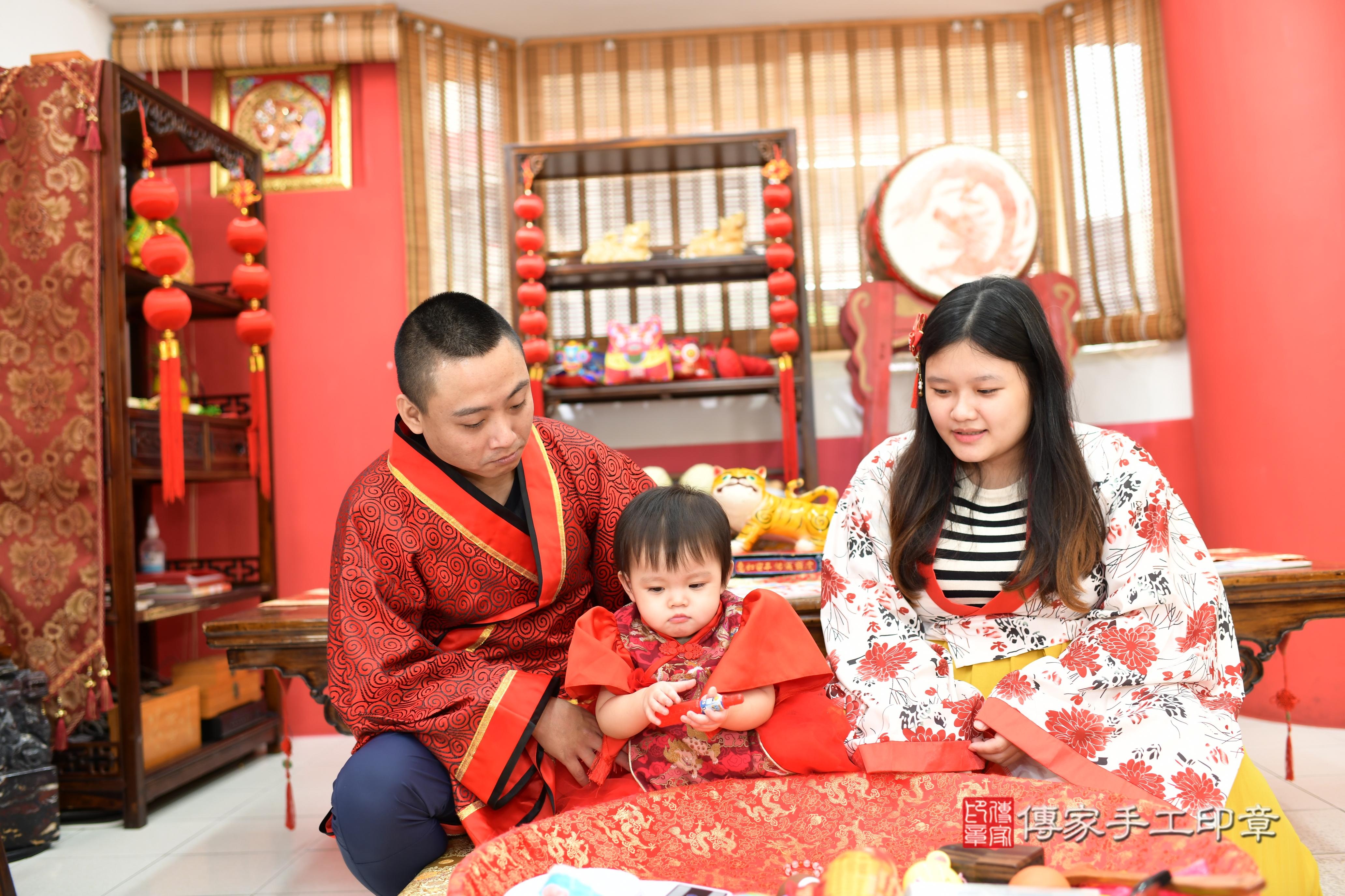 傳家手工印章高雄店、抓周、度脺、美式風會場、傳家嬰兒古禮、吉祥話、抓周道具物品24種、拍照。抓周證書。寶寶抓周、滿周歲、生日快樂、祝福