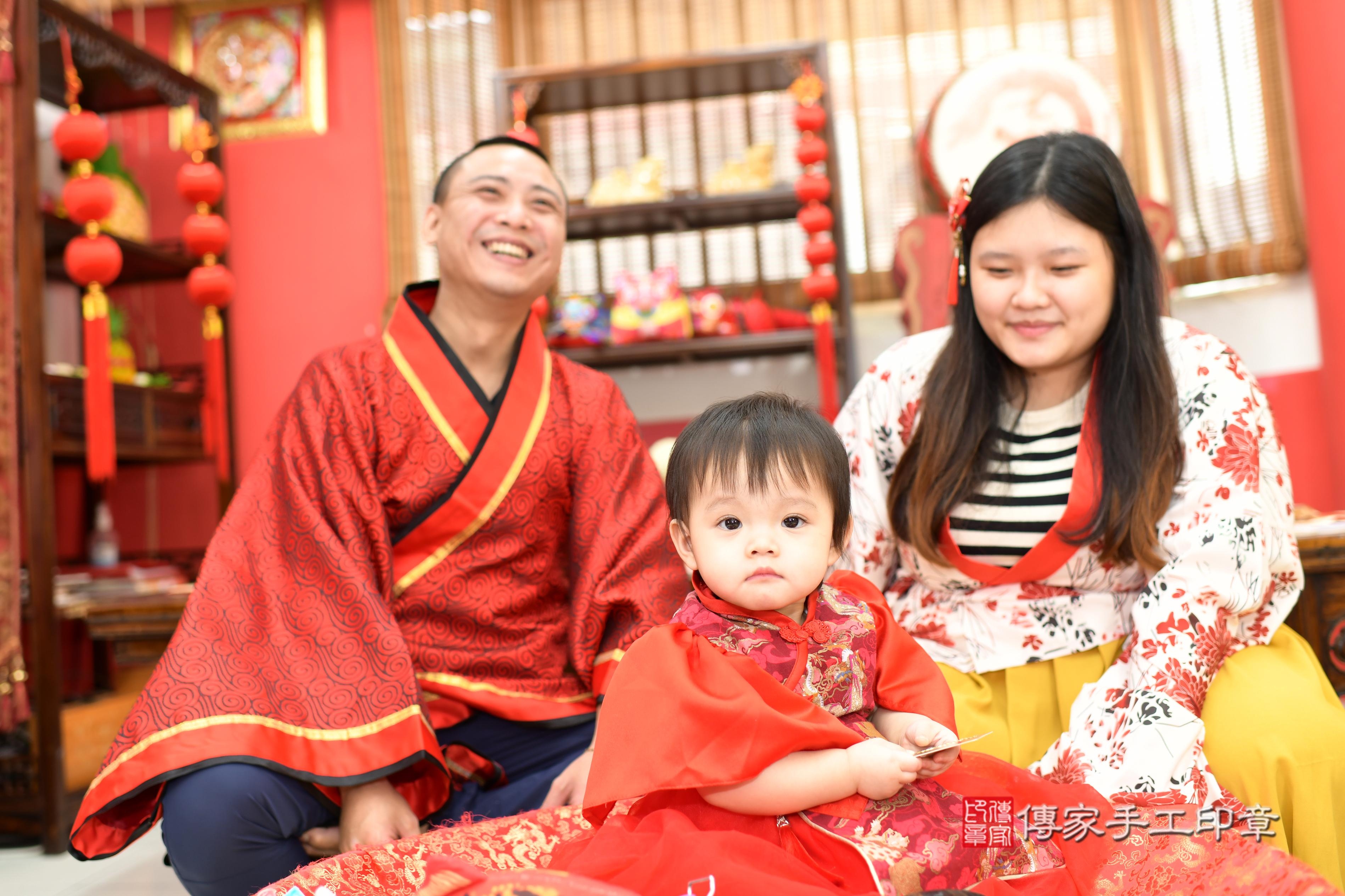 傳家手工印章高雄店、抓周、度脺、美式風會場、傳家嬰兒古禮、吉祥話、抓周道具物品24種、拍照。抓周證書。寶寶抓周、滿周歲、生日快樂、祝福