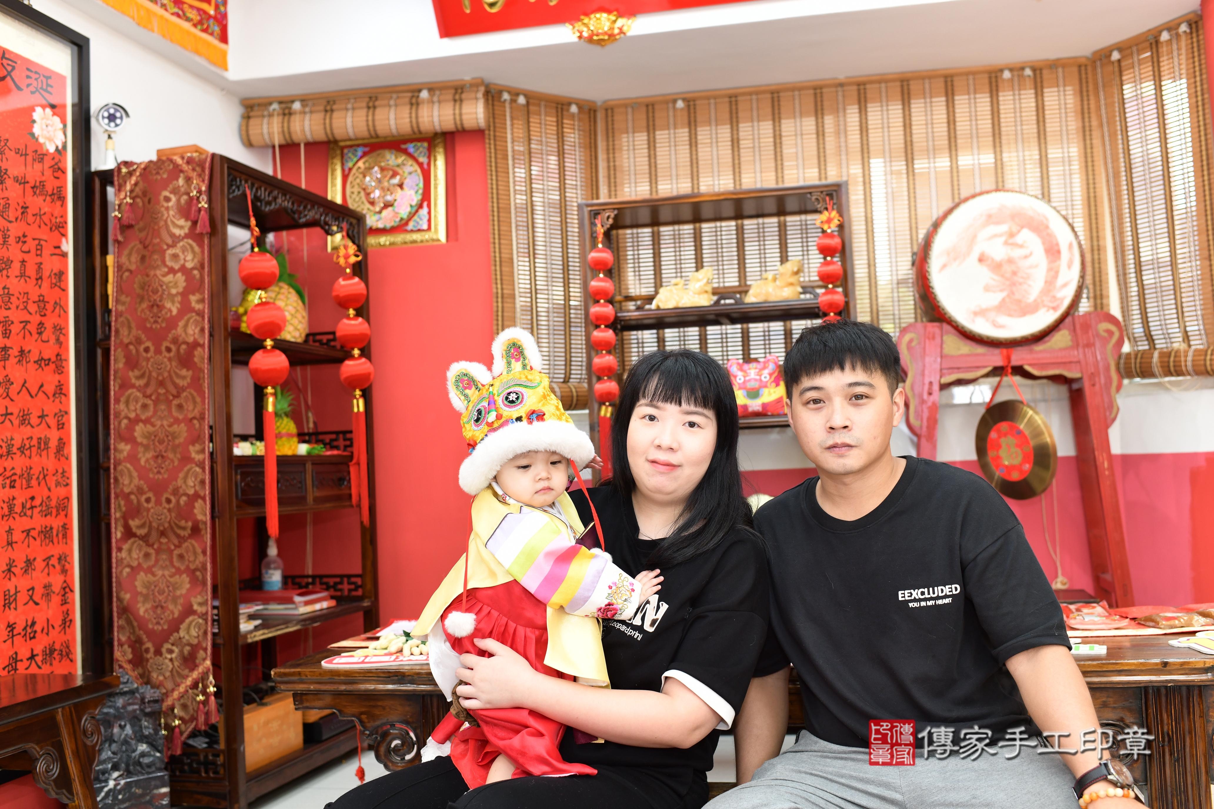 傳家手工印章高雄店、抓周、度脺、美式風會場、傳家嬰兒古禮、吉祥話、抓周道具物品24種、拍照。抓周證書。寶寶抓周、滿周歲、生日快樂、祝福