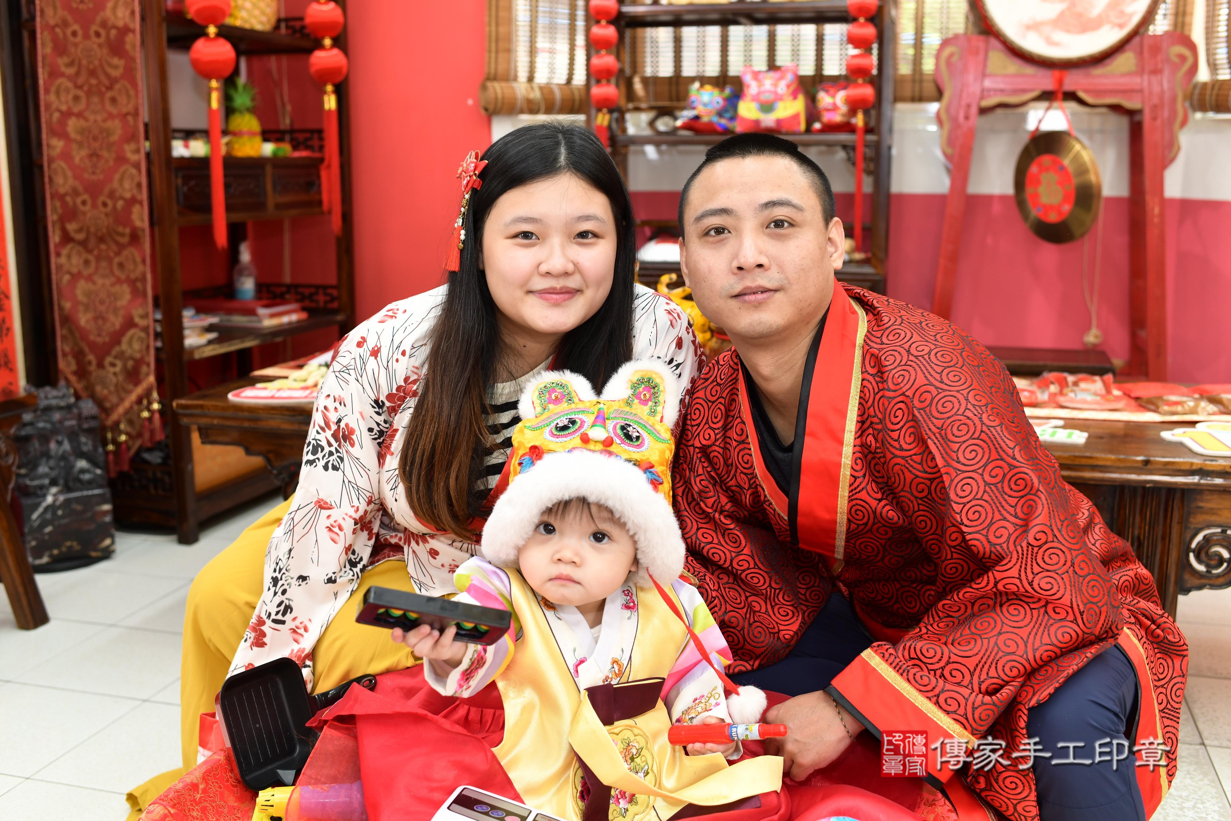 傳家手工印章高雄店、抓周、度脺、美式風會場、傳家嬰兒古禮、吉祥話、抓周道具物品24種、拍照。抓周證書。寶寶抓周、滿周歲、生日快樂、祝福