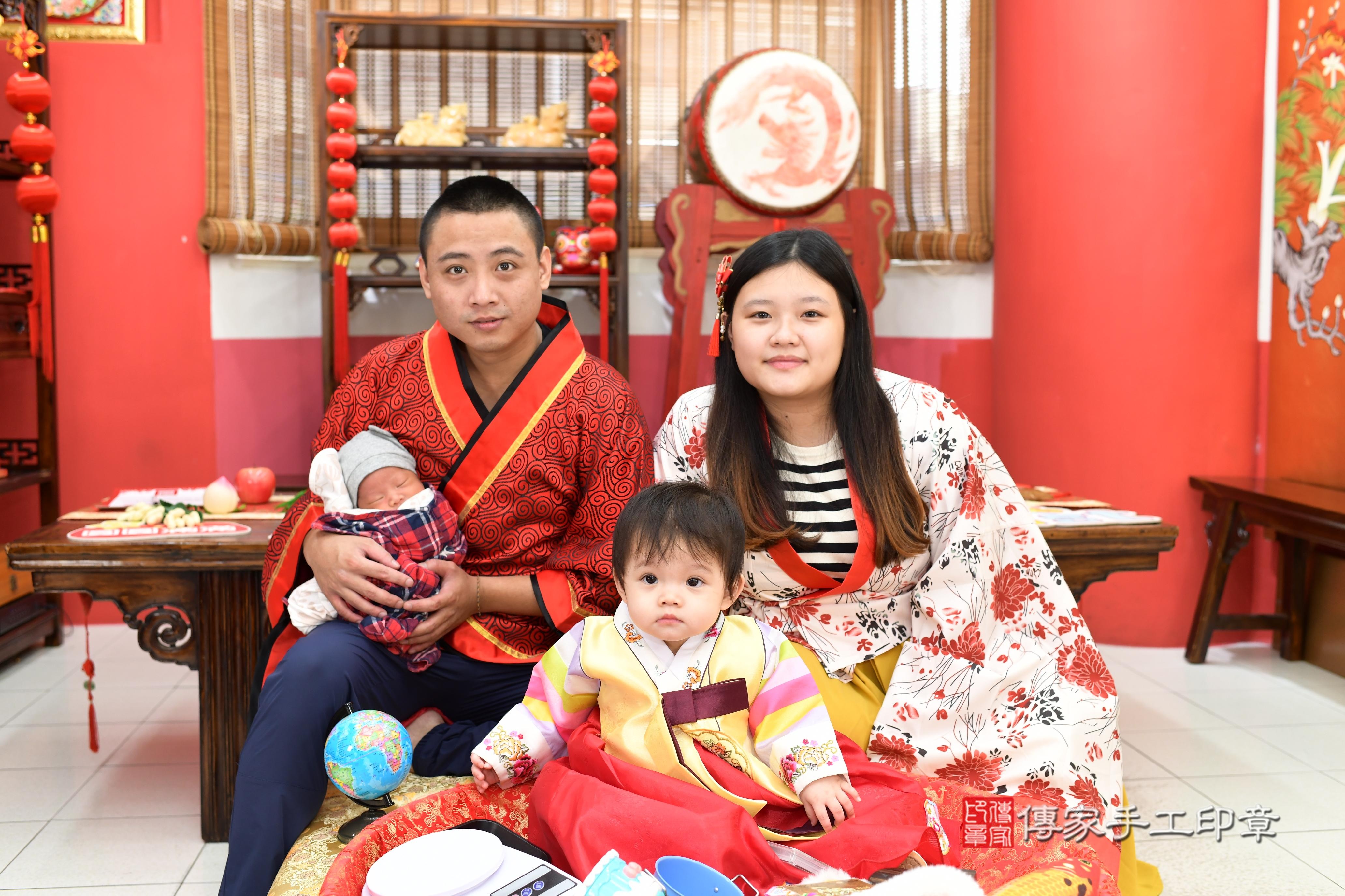 傳家手工印章高雄店、抓周、度脺、美式風會場、傳家嬰兒古禮、吉祥話、抓周道具物品24種、拍照。抓周證書。寶寶抓周、滿周歲、生日快樂、祝福