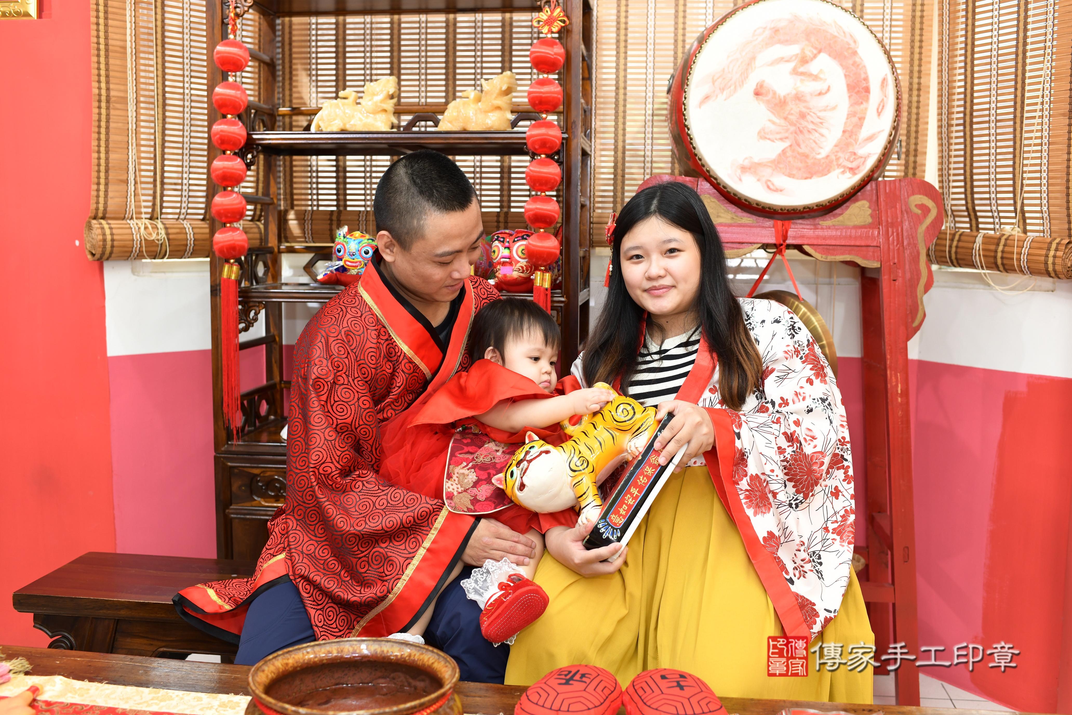 傳家手工印章高雄店、抓周、度脺、美式風會場、傳家嬰兒古禮、吉祥話、抓周道具物品24種、拍照。抓周證書。寶寶抓周、滿周歲、生日快樂、祝福