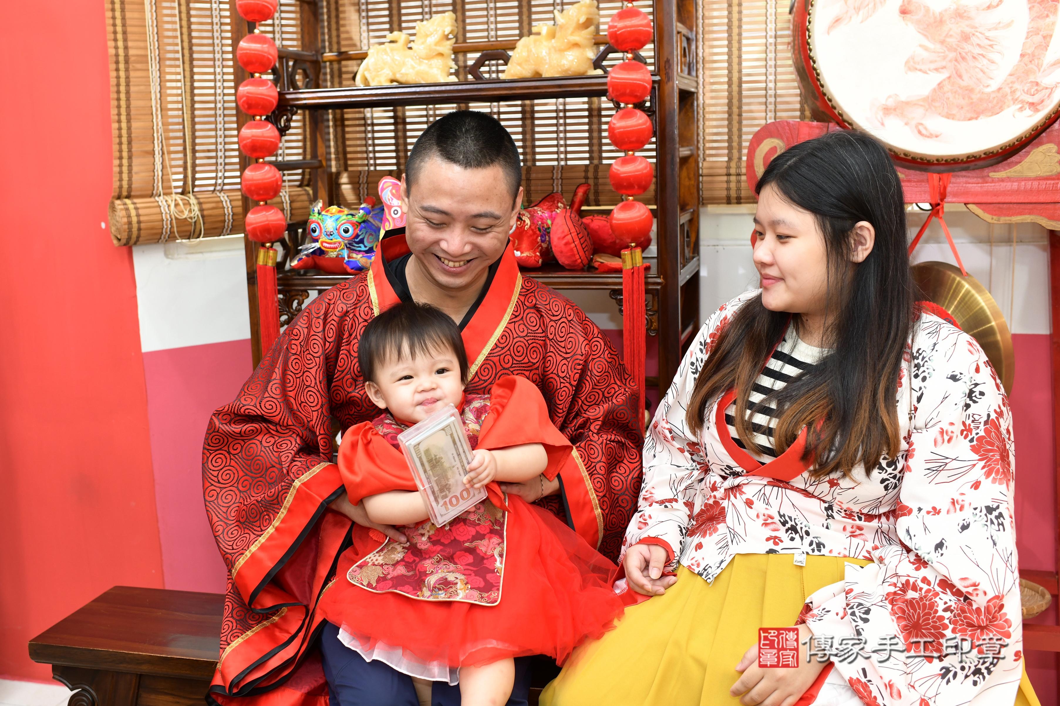 傳家手工印章高雄店、抓周、度脺、美式風會場、傳家嬰兒古禮、吉祥話、抓周道具物品24種、拍照。抓周證書。寶寶抓周、滿周歲、生日快樂、祝福