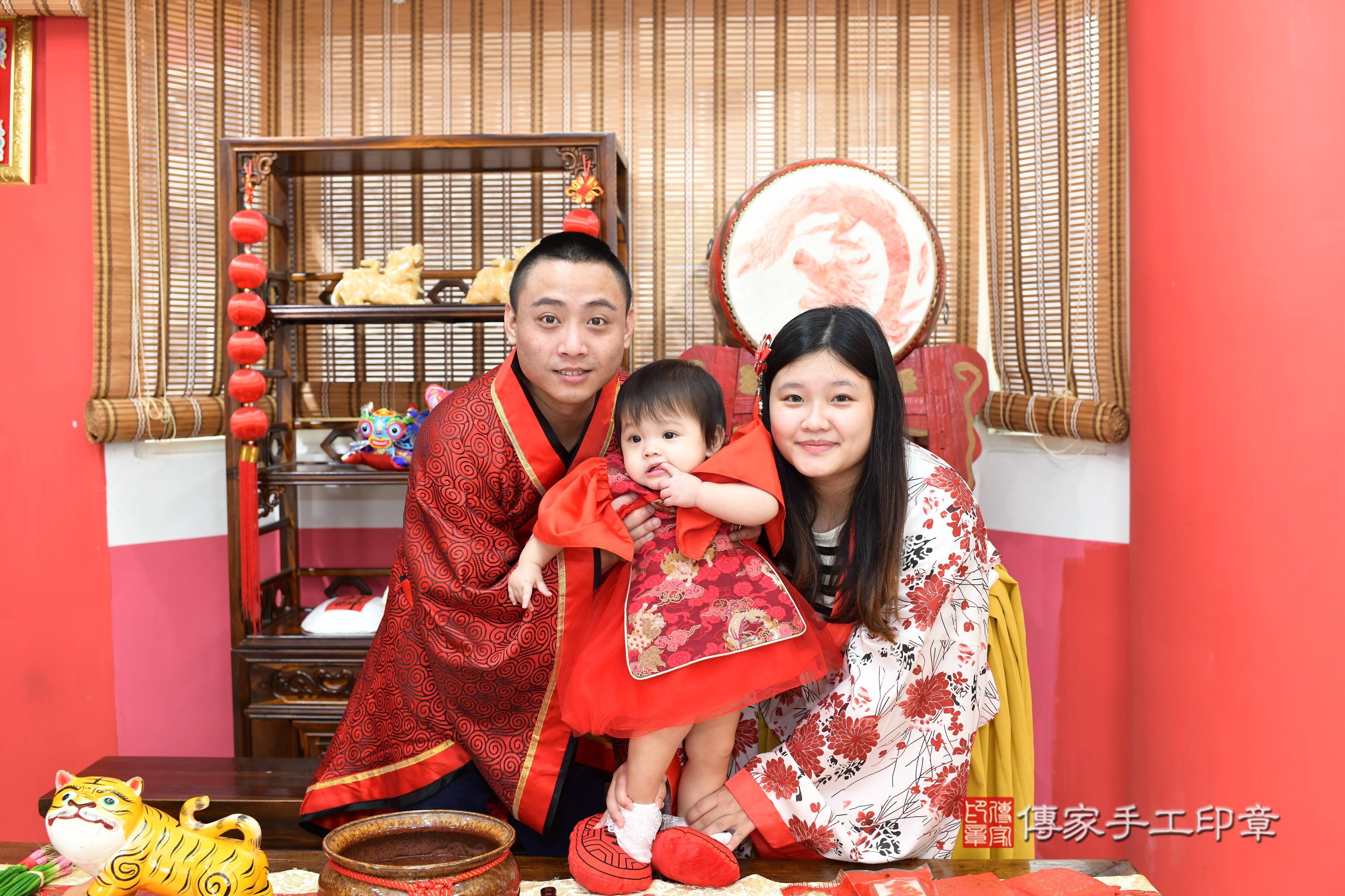 傳家手工印章高雄店、抓周、度脺、美式風會場、傳家嬰兒古禮、吉祥話、抓周道具物品24種、拍照。抓周證書。寶寶抓周、滿周歲、生日快樂、祝福