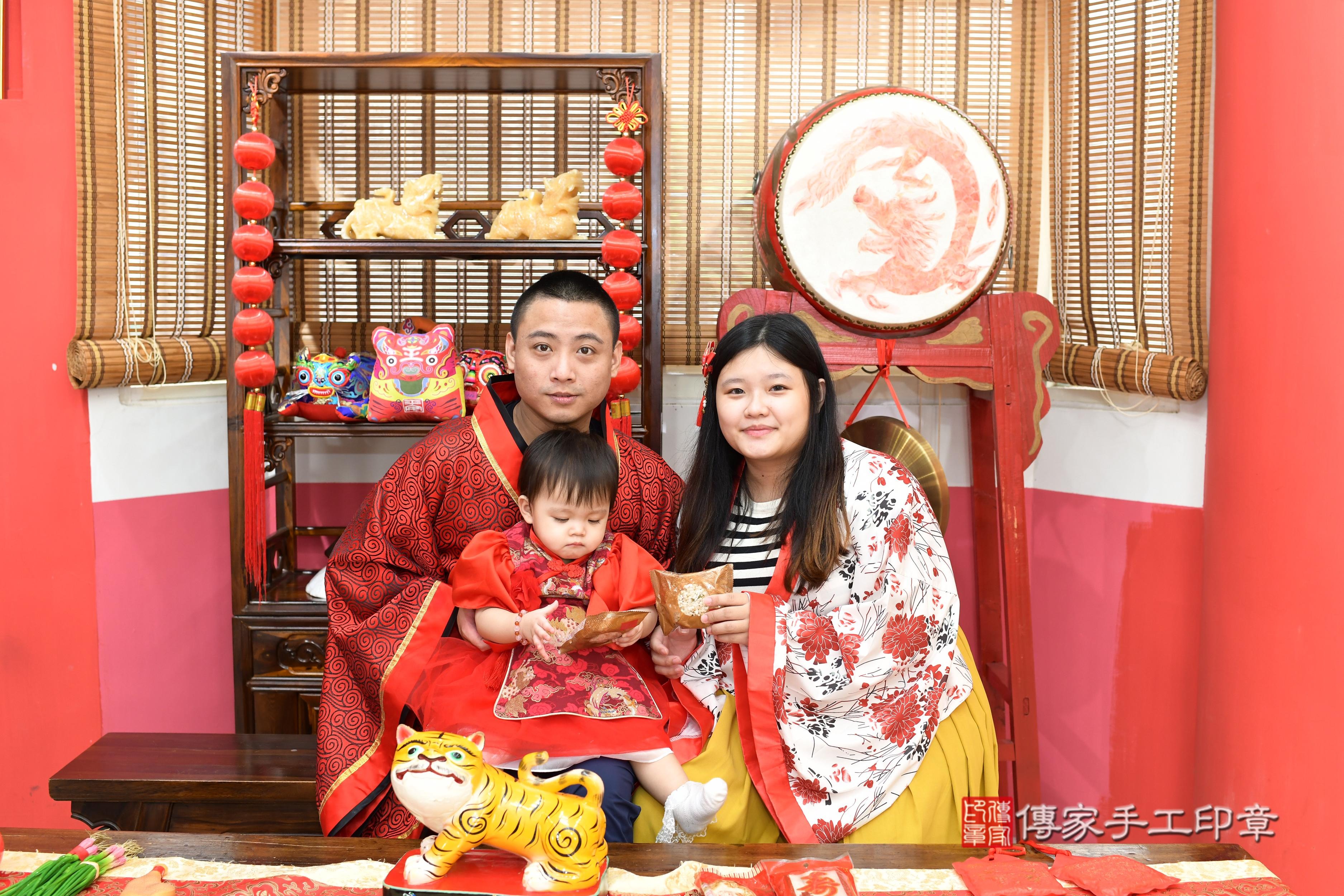 傳家手工印章高雄店、抓周、度脺、美式風會場、傳家嬰兒古禮、吉祥話、抓周道具物品24種、拍照。抓周證書。寶寶抓周、滿周歲、生日快樂、祝福