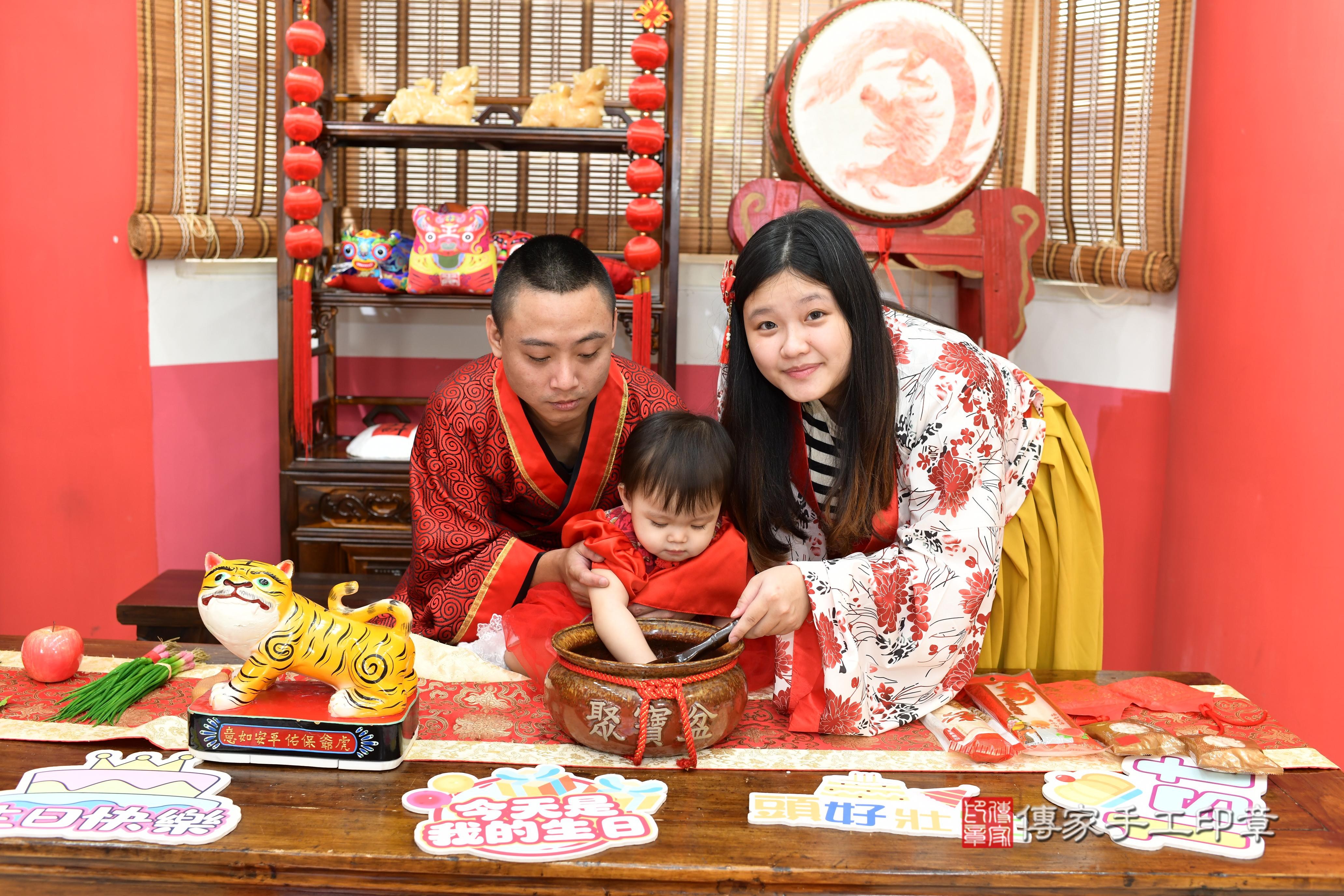 傳家手工印章高雄店、抓周、度脺、美式風會場、傳家嬰兒古禮、吉祥話、抓周道具物品24種、拍照。抓周證書。寶寶抓周、滿周歲、生日快樂、祝福