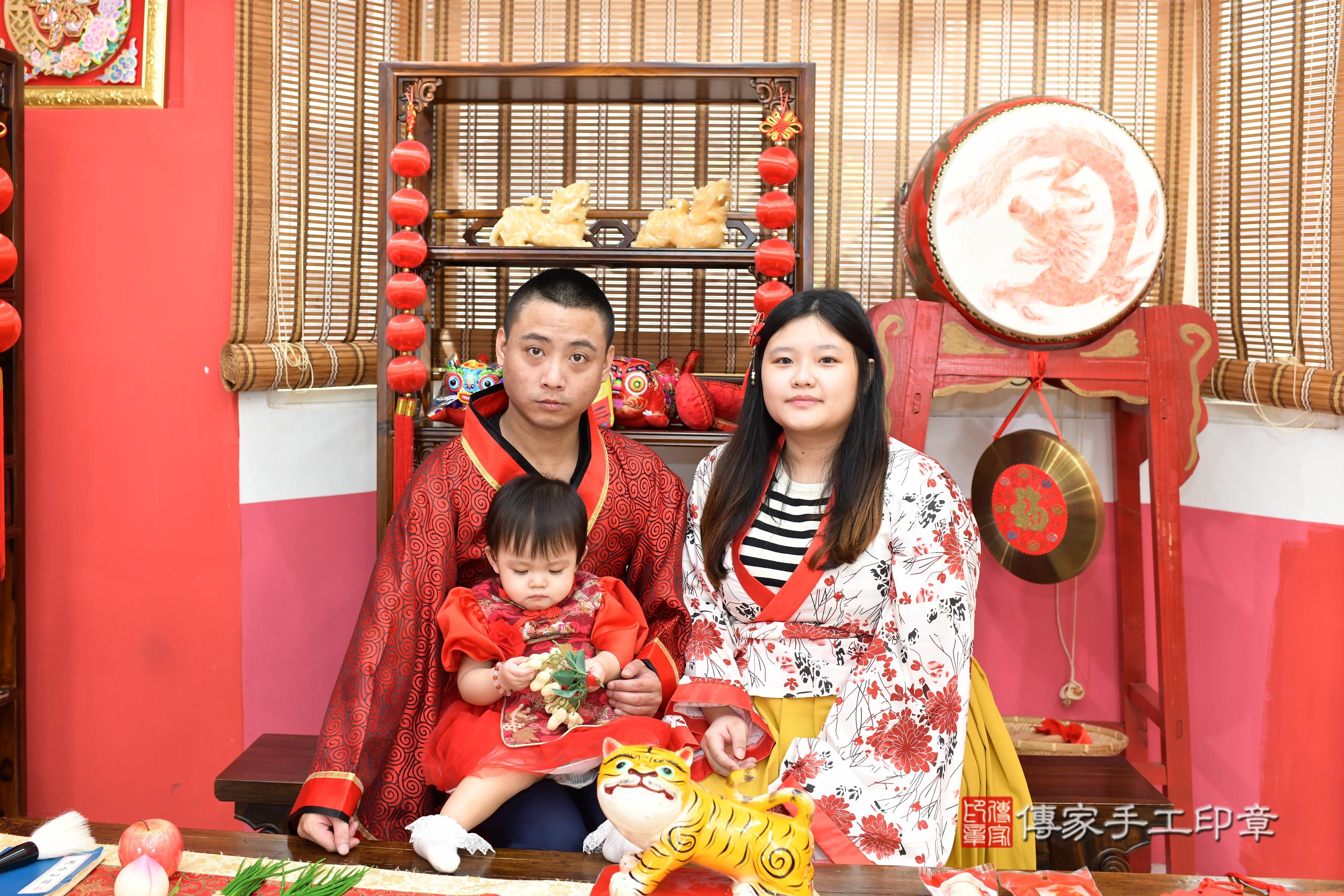 傳家手工印章高雄店、抓周、度脺、美式風會場、傳家嬰兒古禮、吉祥話、抓周道具物品24種、拍照。抓周證書。寶寶抓周、滿周歲、生日快樂、祝福