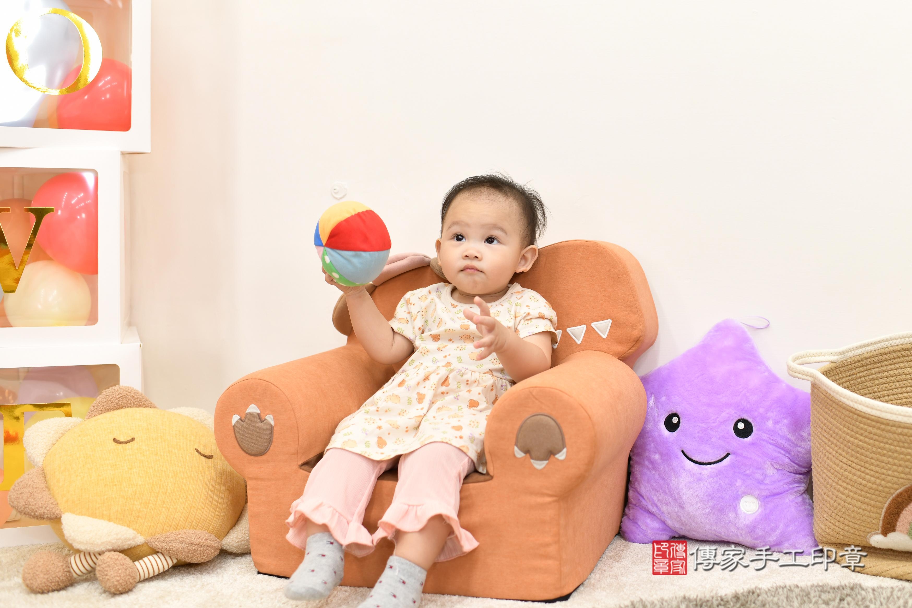 傳家手工印章高雄店、抓周、度脺、美式風會場、傳家嬰兒古禮、吉祥話、抓周道具物品24種、拍照。抓周證書。寶寶抓周、滿周歲、生日快樂、祝福 傳家手工印章高雄店、抓周、度脺、美式風會場、傳家嬰兒古禮、吉祥話、抓周道具物品24種、拍照。抓周證書。寶寶抓周、滿周歲、生日快樂、祝福