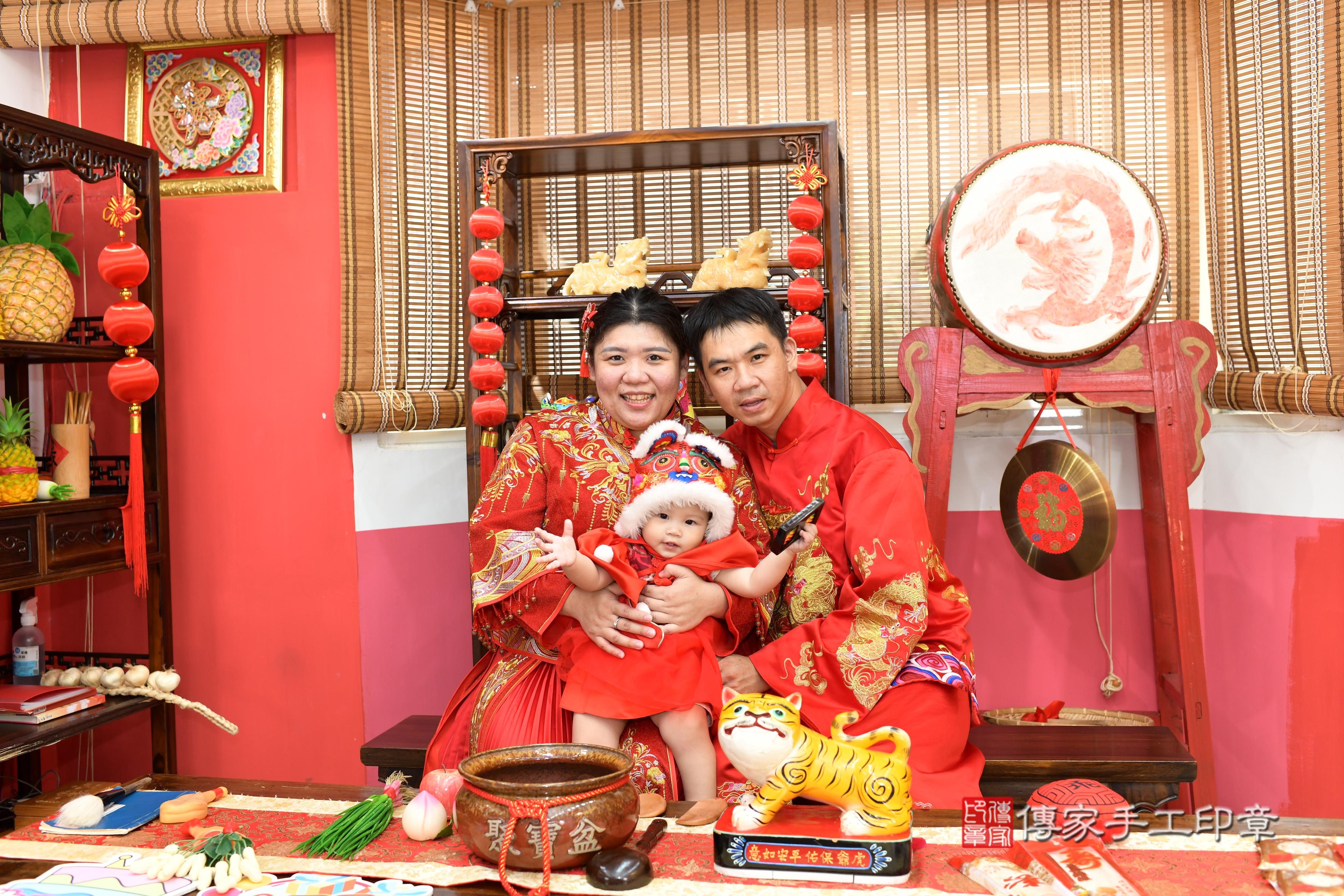 傳家手工印章高雄店、抓周、度脺、美式風會場、傳家嬰兒古禮、吉祥話、抓周道具物品24種、拍照。抓周證書。寶寶抓周、滿周歲、生日快樂、祝福 傳家手工印章高雄店、抓周、度脺、美式風會場、傳家嬰兒古禮、吉祥話、抓周道具物品24種、拍照。抓周證書。寶寶抓周、滿周歲、生日快樂、祝福