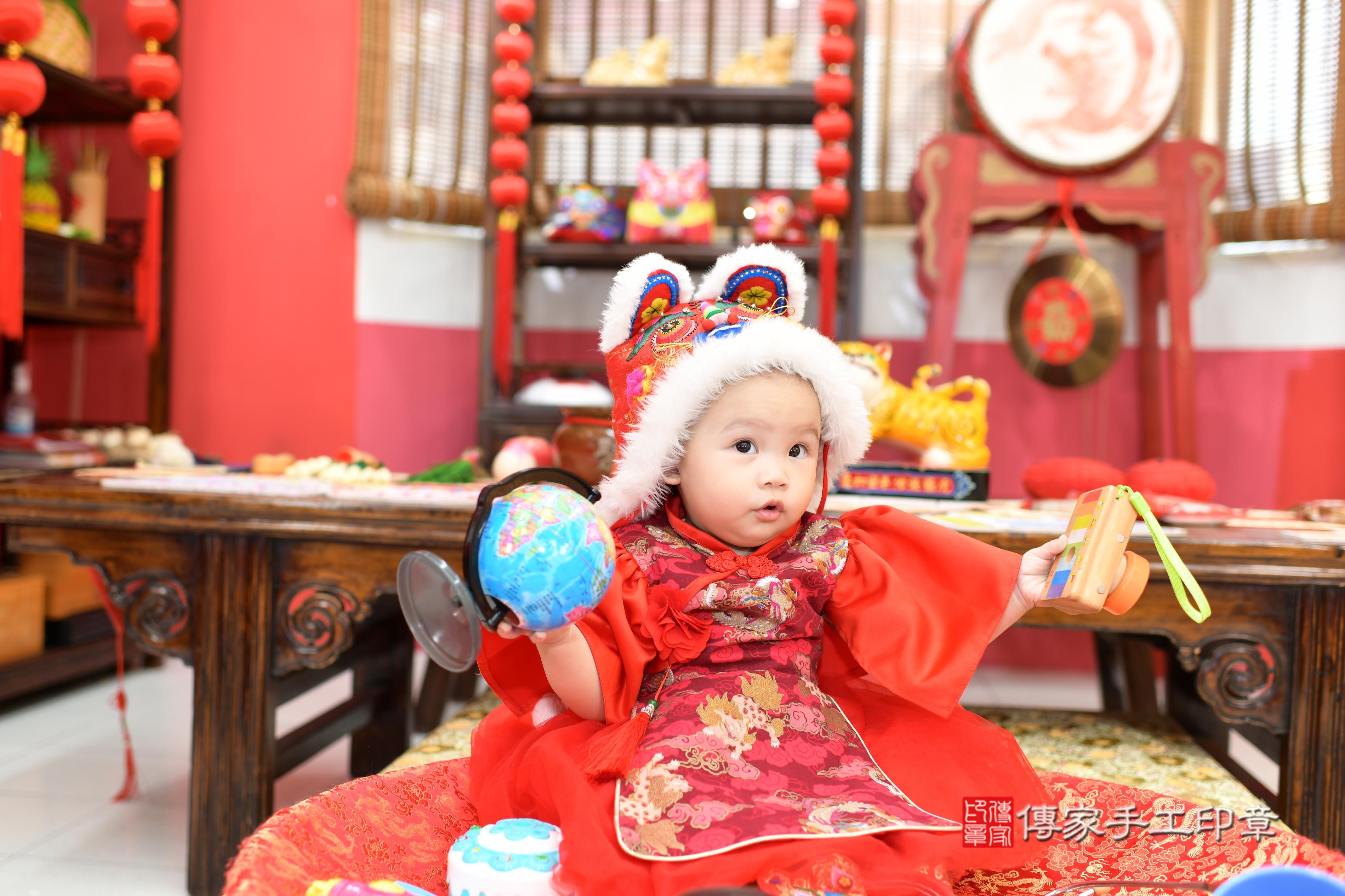 傳家手工印章高雄店、抓周、度脺、美式風會場、傳家嬰兒古禮、吉祥話、抓周道具物品24種、拍照。抓周證書。寶寶抓周、滿周歲、生日快樂、祝福 傳家手工印章高雄店、抓周、度脺、美式風會場、傳家嬰兒古禮、吉祥話、抓周道具物品24種、拍照。抓周證書。寶寶抓周、滿周歲、生日快樂、祝福