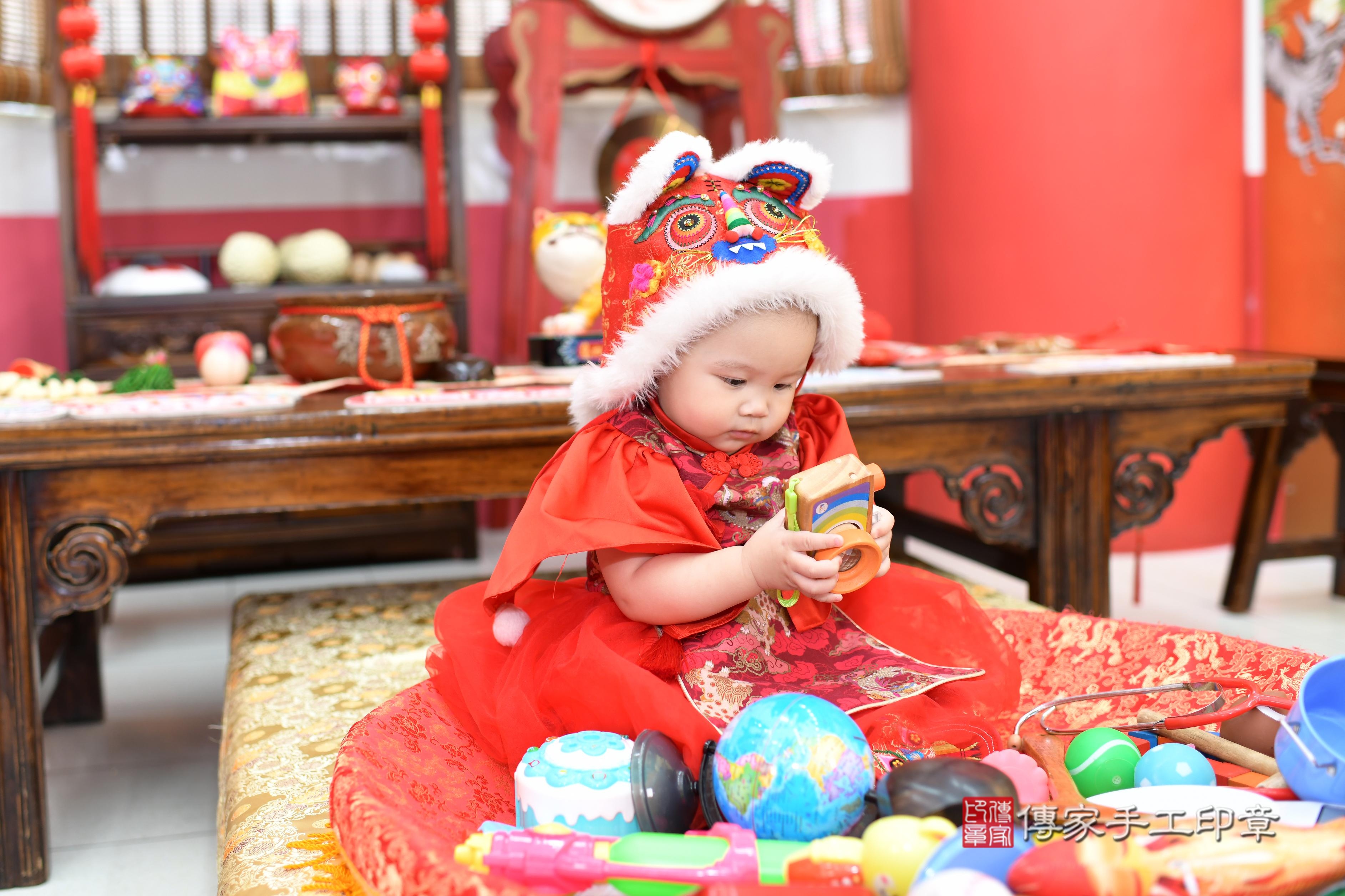 傳家手工印章高雄店、抓周、度脺、美式風會場、傳家嬰兒古禮、吉祥話、抓周道具物品24種、拍照。抓周證書。寶寶抓周、滿周歲、生日快樂、祝福 傳家手工印章高雄店、抓周、度脺、美式風會場、傳家嬰兒古禮、吉祥話、抓周道具物品24種、拍照。抓周證書。寶寶抓周、滿周歲、生日快樂、祝福