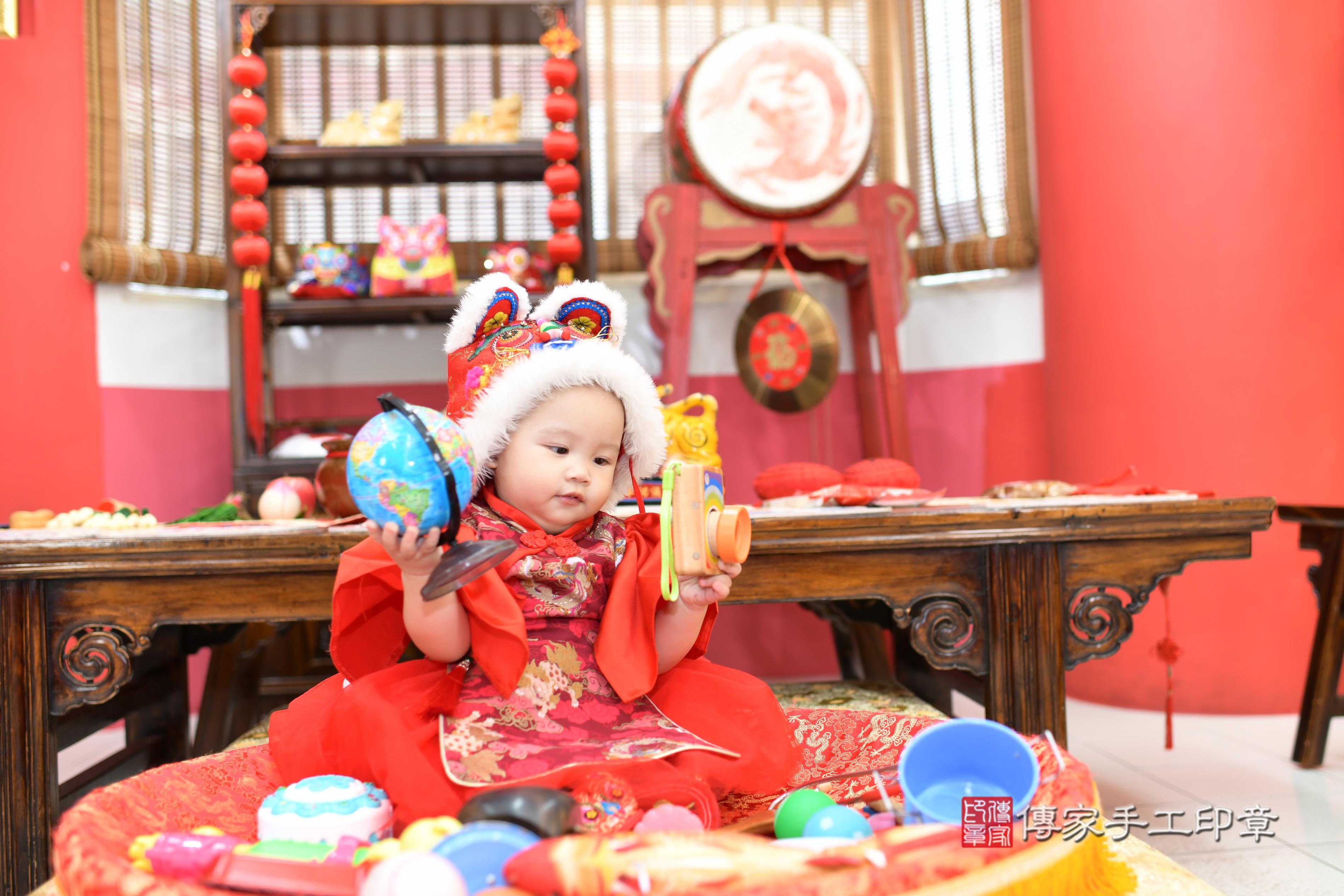 傳家手工印章高雄店、抓周、度脺、美式風會場、傳家嬰兒古禮、吉祥話、抓周道具物品24種、拍照。抓周證書。寶寶抓周、滿周歲、生日快樂、祝福 傳家手工印章高雄店、抓周、度脺、美式風會場、傳家嬰兒古禮、吉祥話、抓周道具物品24種、拍照。抓周證書。寶寶抓周、滿周歲、生日快樂、祝福