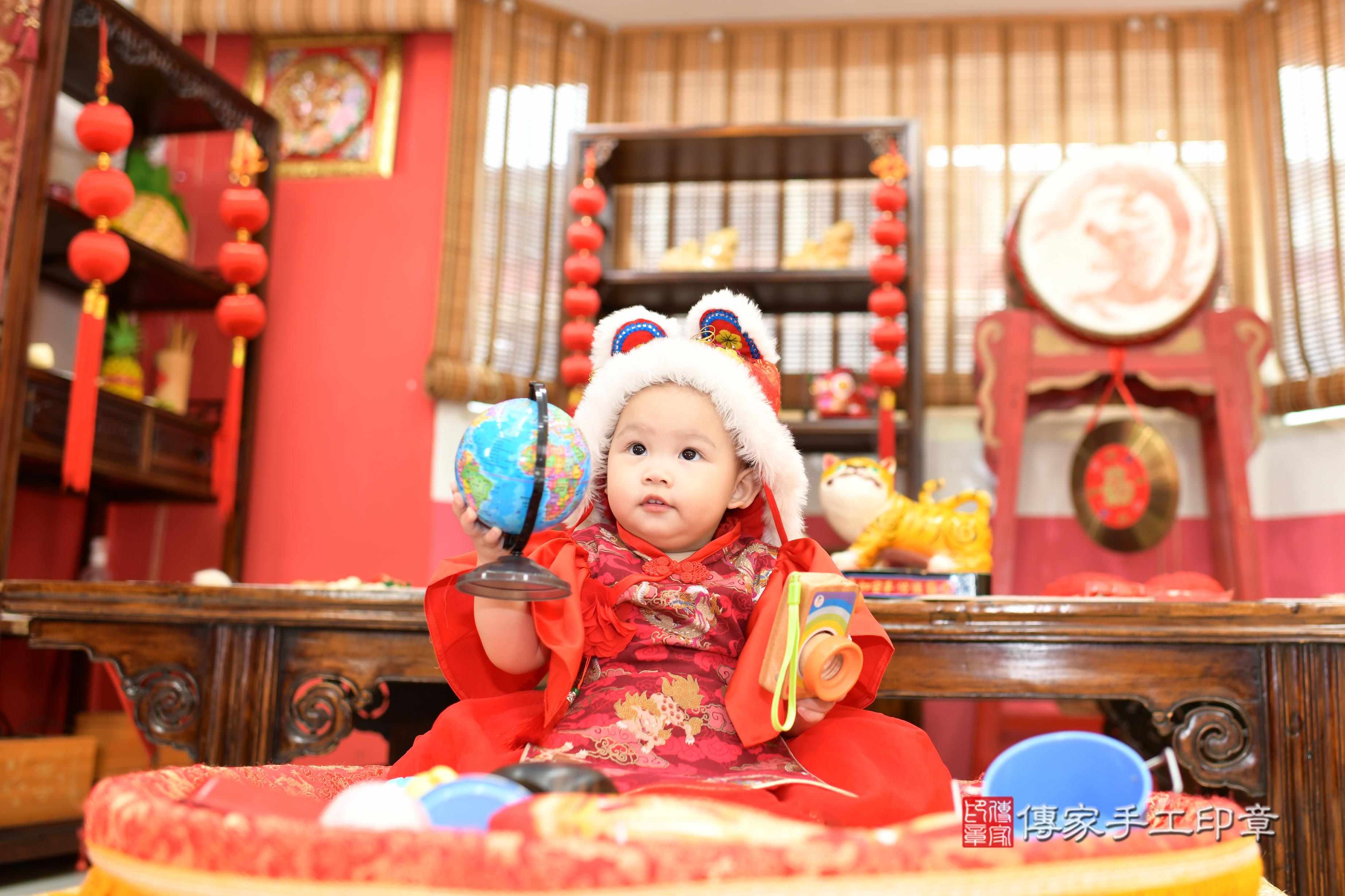 傳家手工印章高雄店、抓周、度脺、美式風會場、傳家嬰兒古禮、吉祥話、抓周道具物品24種、拍照。抓周證書。寶寶抓周、滿周歲、生日快樂、祝福 傳家手工印章高雄店、抓周、度脺、美式風會場、傳家嬰兒古禮、吉祥話、抓周道具物品24種、拍照。抓周證書。寶寶抓周、滿周歲、生日快樂、祝福