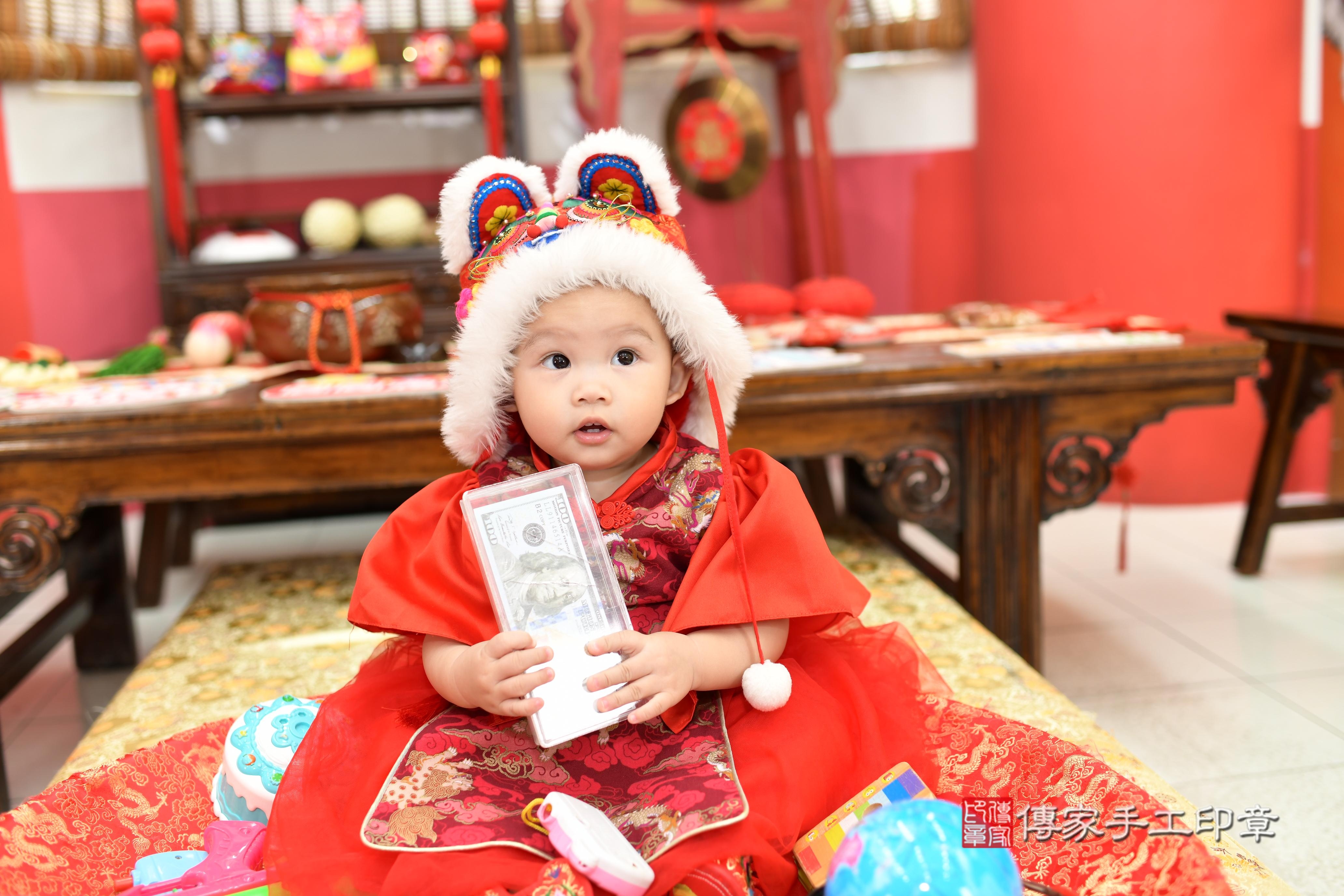 傳家手工印章高雄店、抓周、度脺、美式風會場、傳家嬰兒古禮、吉祥話、抓周道具物品24種、拍照。抓周證書。寶寶抓周、滿周歲、生日快樂、祝福 傳家手工印章高雄店、抓周、度脺、美式風會場、傳家嬰兒古禮、吉祥話、抓周道具物品24種、拍照。抓周證書。寶寶抓周、滿周歲、生日快樂、祝福