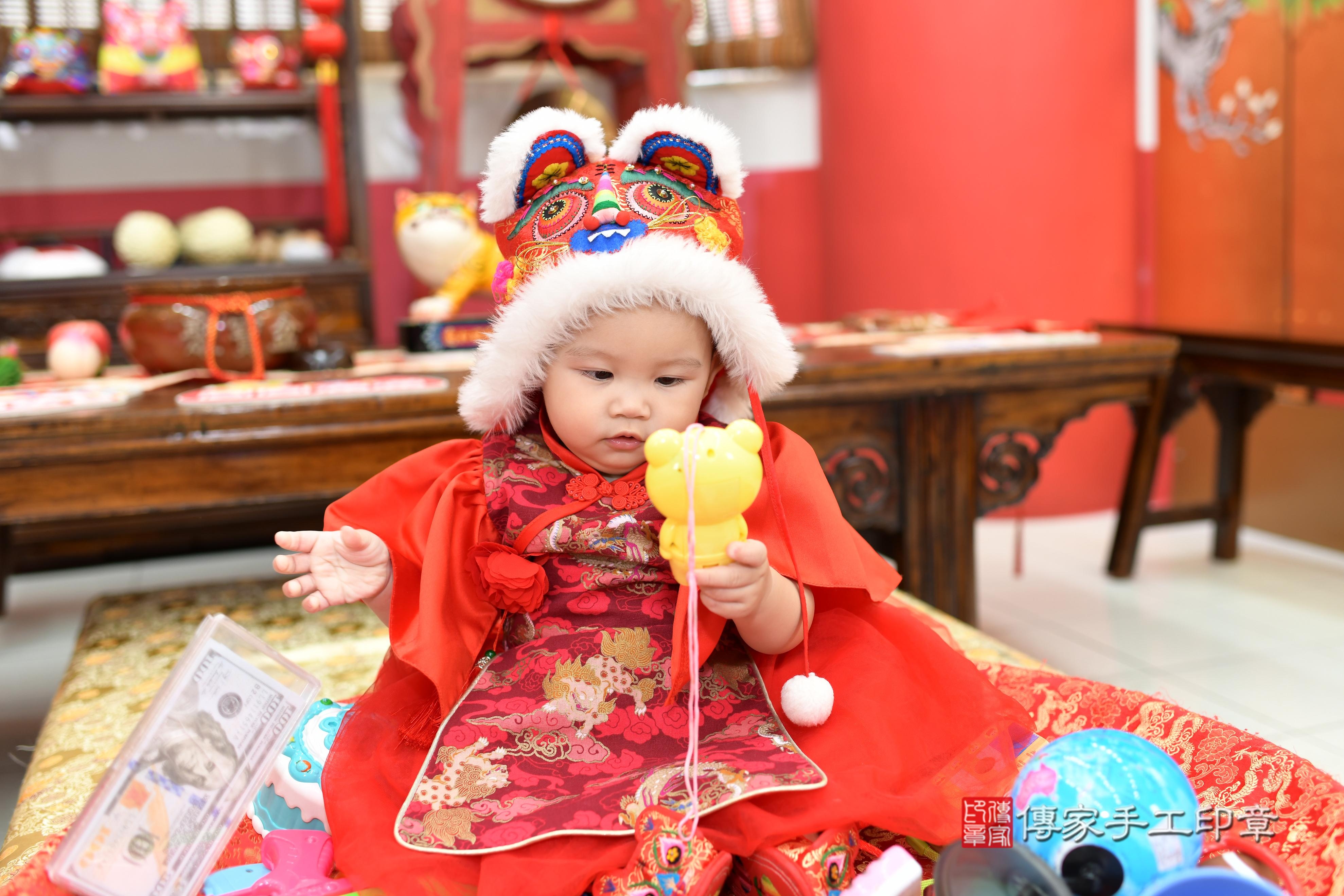 傳家手工印章高雄店、抓周、度脺、美式風會場、傳家嬰兒古禮、吉祥話、抓周道具物品24種、拍照。抓周證書。寶寶抓周、滿周歲、生日快樂、祝福 傳家手工印章高雄店、抓周、度脺、美式風會場、傳家嬰兒古禮、吉祥話、抓周道具物品24種、拍照。抓周證書。寶寶抓周、滿周歲、生日快樂、祝福