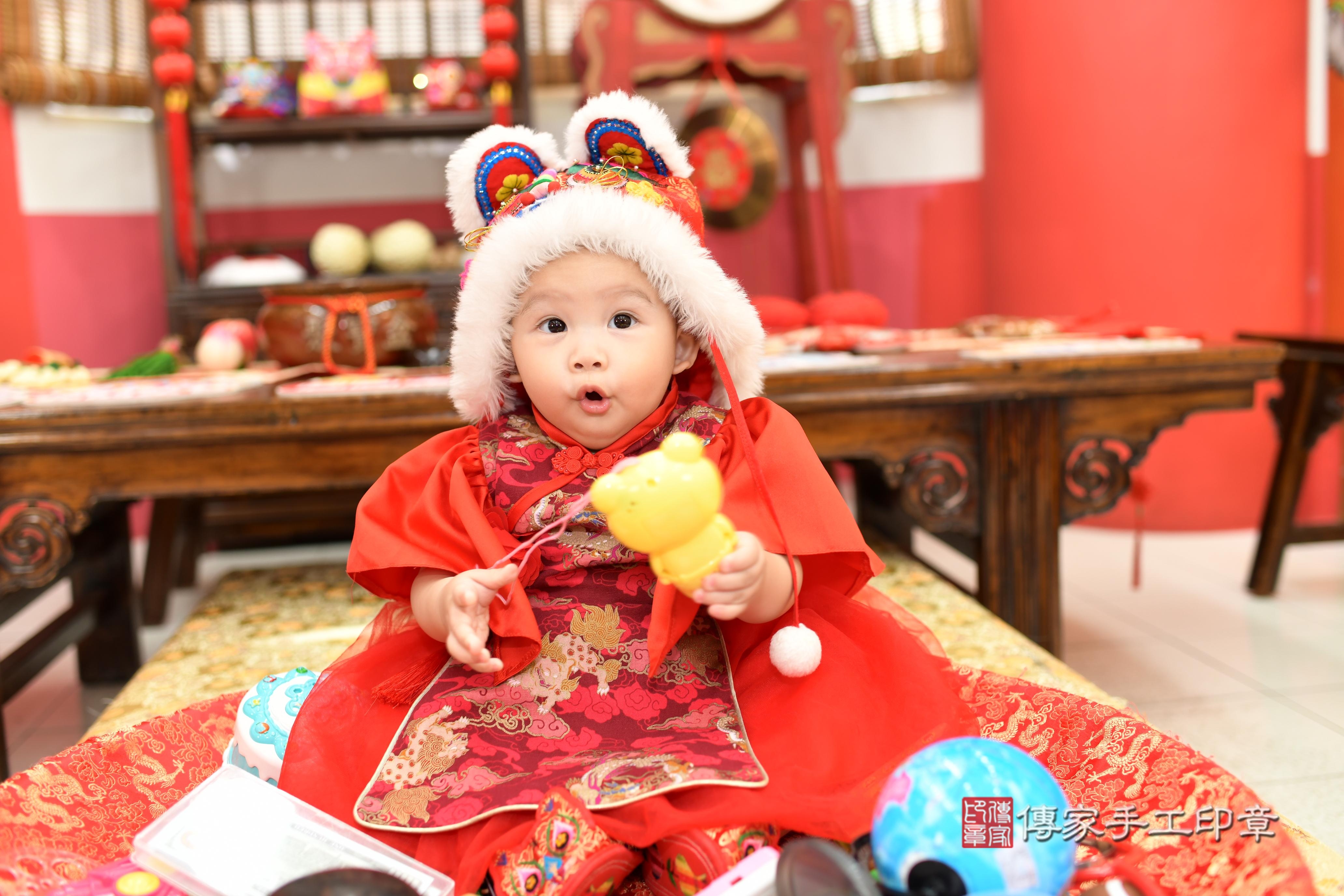 傳家手工印章高雄店、抓周、度脺、美式風會場、傳家嬰兒古禮、吉祥話、抓周道具物品24種、拍照。抓周證書。寶寶抓周、滿周歲、生日快樂、祝福 傳家手工印章高雄店、抓周、度脺、美式風會場、傳家嬰兒古禮、吉祥話、抓周道具物品24種、拍照。抓周證書。寶寶抓周、滿周歲、生日快樂、祝福