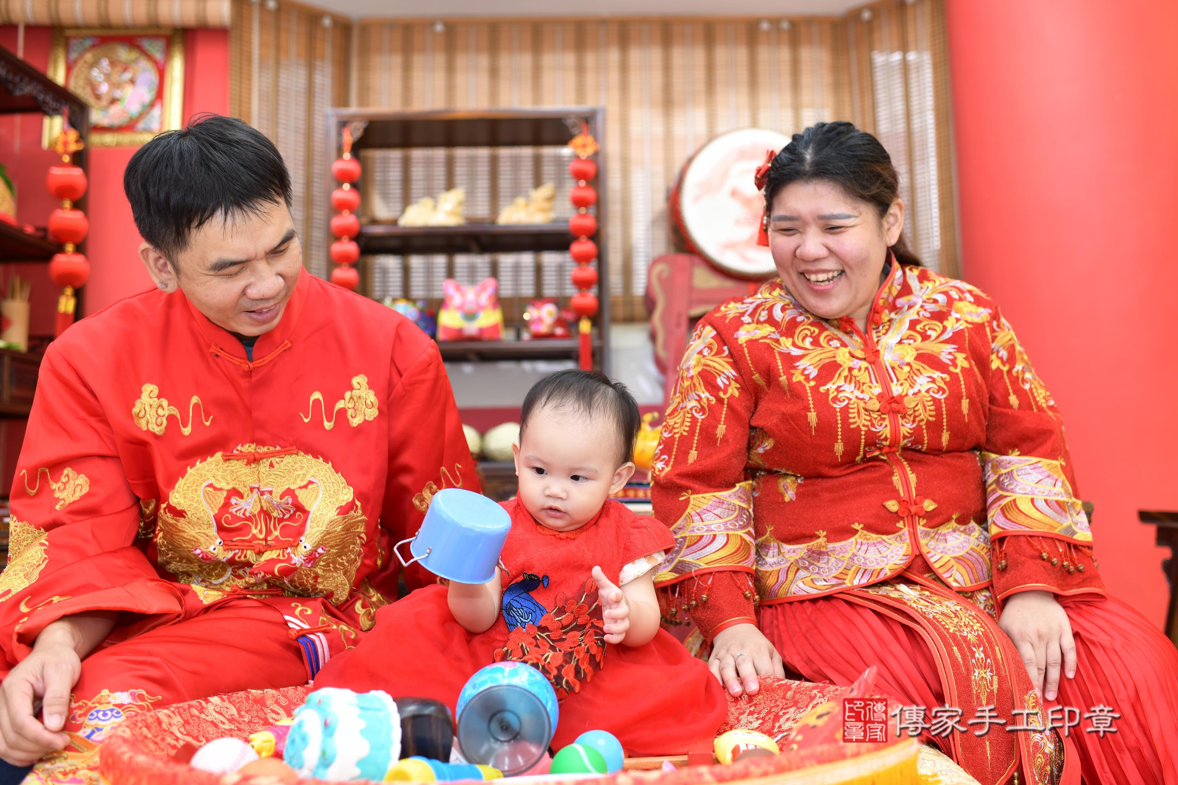 傳家手工印章高雄店、抓周、度脺、美式風會場、傳家嬰兒古禮、吉祥話、抓周道具物品24種、拍照。抓周證書。寶寶抓周、滿周歲、生日快樂、祝福 傳家手工印章高雄店、抓周、度脺、美式風會場、傳家嬰兒古禮、吉祥話、抓周道具物品24種、拍照。抓周證書。寶寶抓周、滿周歲、生日快樂、祝福