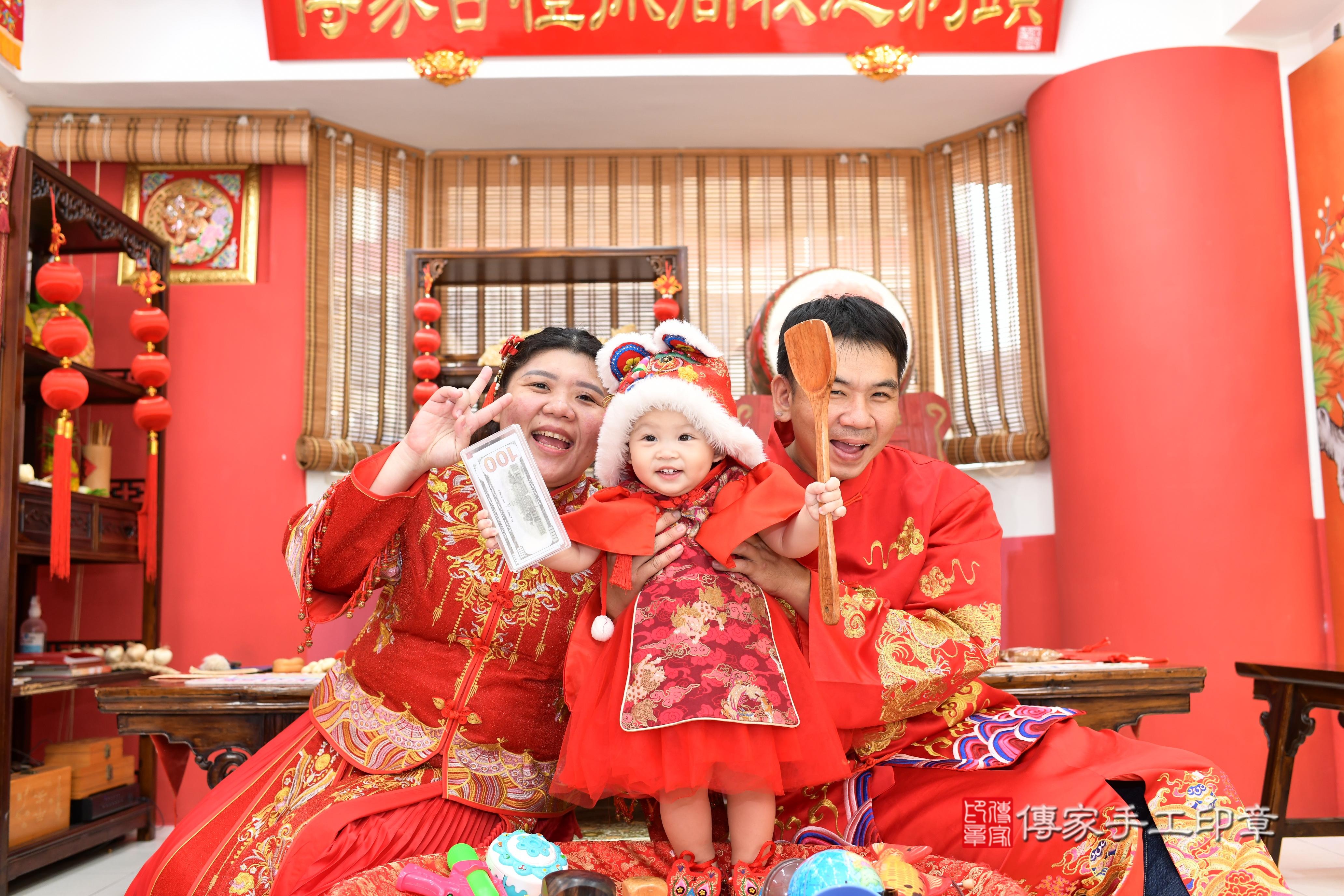 傳家手工印章高雄店、抓周、度脺、美式風會場、傳家嬰兒古禮、吉祥話、抓周道具物品24種、拍照。抓周證書。寶寶抓周、滿周歲、生日快樂、祝福 傳家手工印章高雄店、抓周、度脺、美式風會場、傳家嬰兒古禮、吉祥話、抓周道具物品24種、拍照。抓周證書。寶寶抓周、滿周歲、生日快樂、祝福