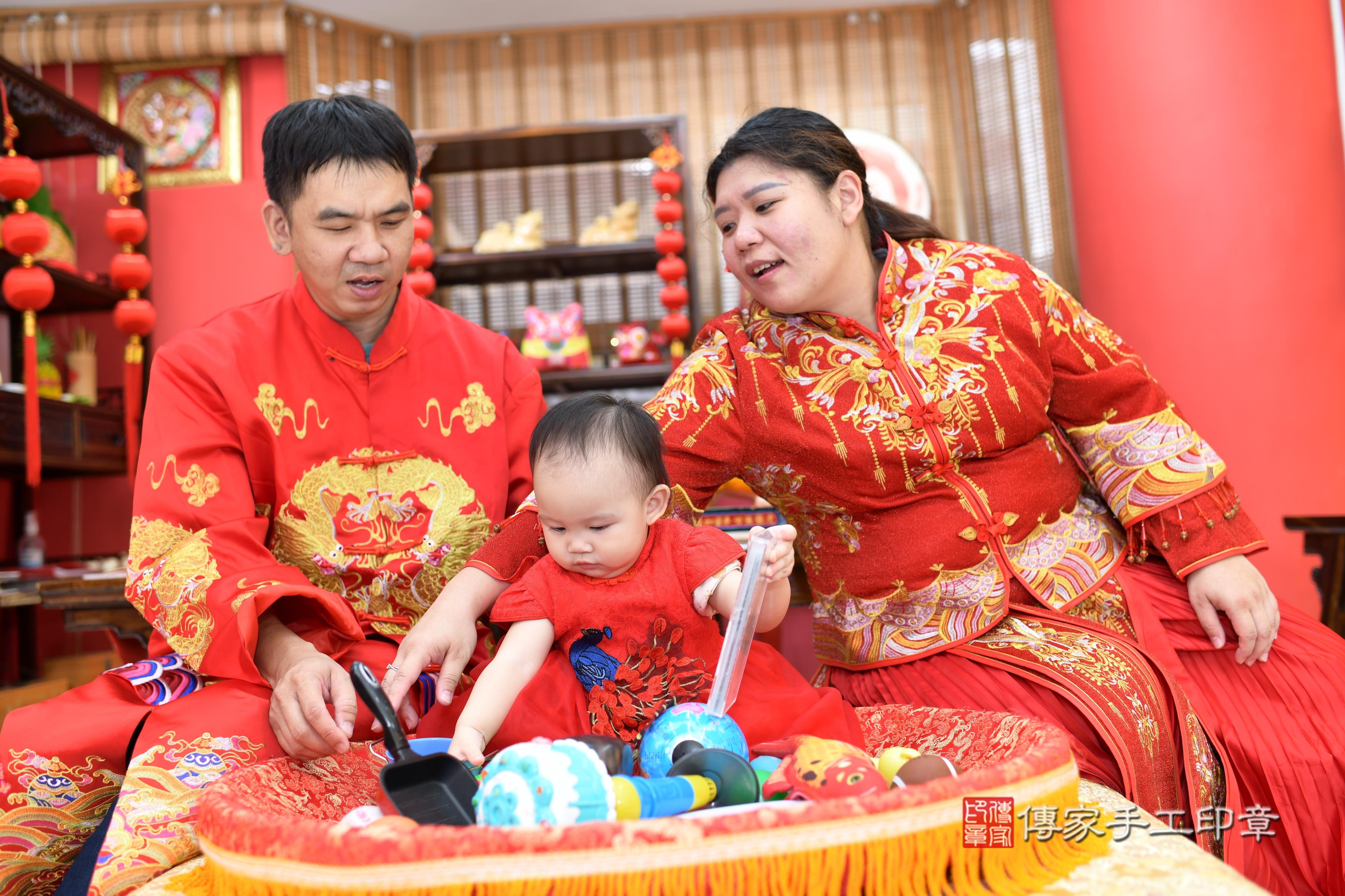 傳家手工印章高雄店、抓周、度脺、美式風會場、傳家嬰兒古禮、吉祥話、抓周道具物品24種、拍照。抓周證書。寶寶抓周、滿周歲、生日快樂、祝福 傳家手工印章高雄店、抓周、度脺、美式風會場、傳家嬰兒古禮、吉祥話、抓周道具物品24種、拍照。抓周證書。寶寶抓周、滿周歲、生日快樂、祝福