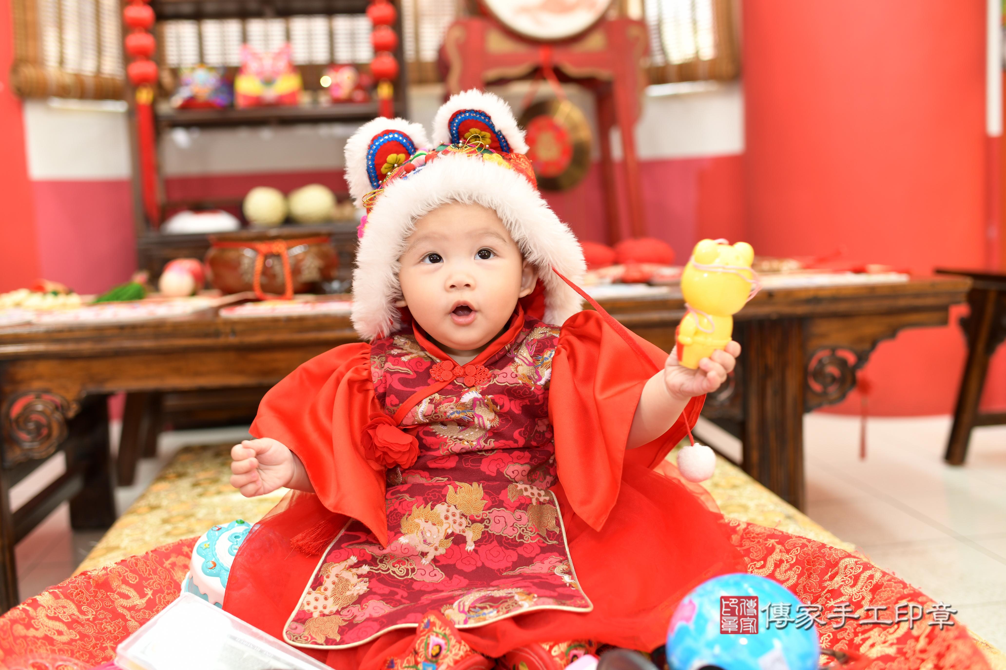 傳家手工印章高雄店、抓周、度脺、美式風會場、傳家嬰兒古禮、吉祥話、抓周道具物品24種、拍照。抓周證書。寶寶抓周、滿周歲、生日快樂、祝福 傳家手工印章高雄店、抓周、度脺、美式風會場、傳家嬰兒古禮、吉祥話、抓周道具物品24種、拍照。抓周證書。寶寶抓周、滿周歲、生日快樂、祝福