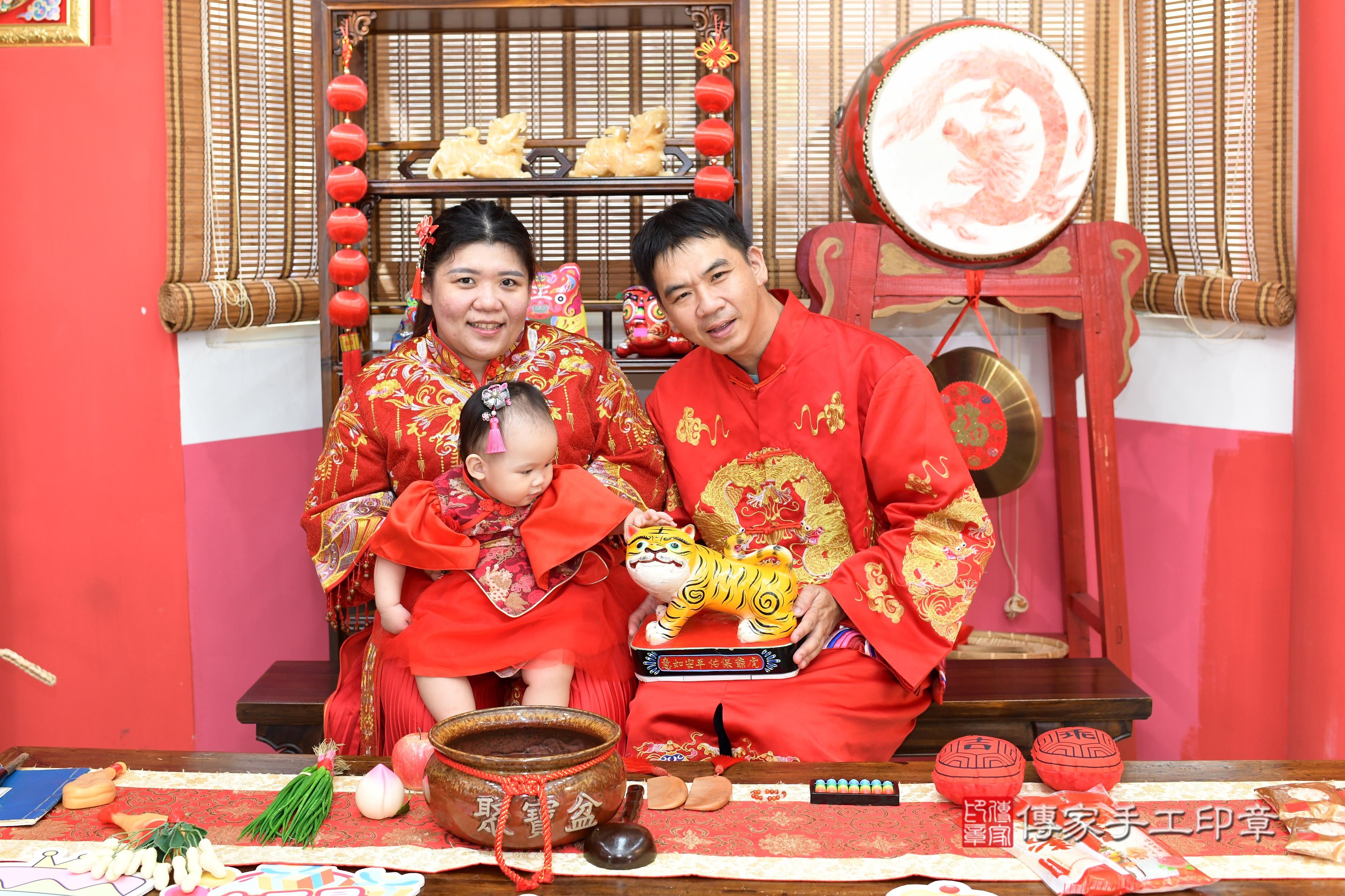 傳家手工印章高雄店、抓周、度脺、美式風會場、傳家嬰兒古禮、吉祥話、抓周道具物品24種、拍照。抓周證書。寶寶抓周、滿周歲、生日快樂、祝福 傳家手工印章高雄店、抓周、度脺、美式風會場、傳家嬰兒古禮、吉祥話、抓周道具物品24種、拍照。抓周證書。寶寶抓周、滿周歲、生日快樂、祝福