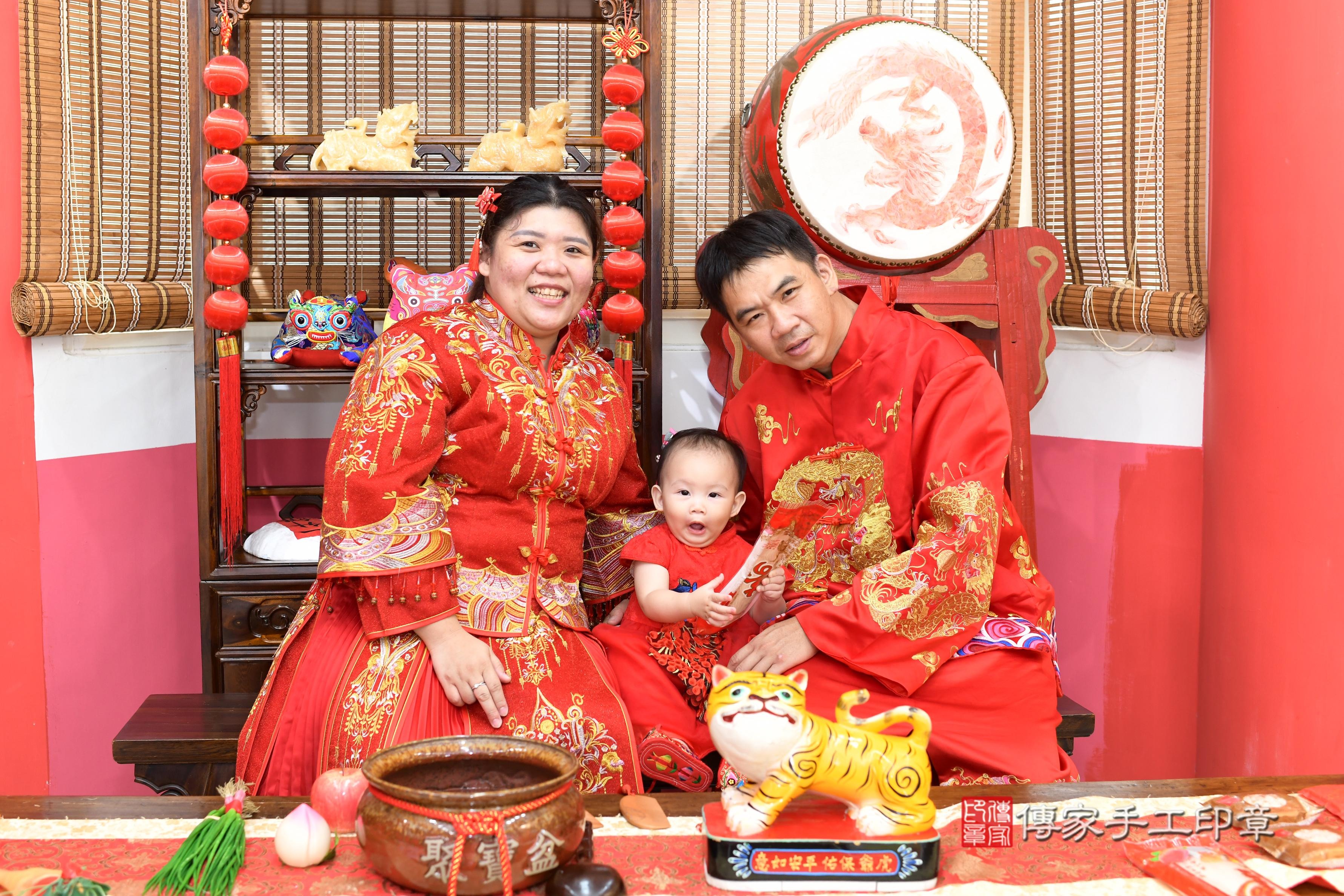 傳家手工印章高雄店、抓周、度脺、美式風會場、傳家嬰兒古禮、吉祥話、抓周道具物品24種、拍照。抓周證書。寶寶抓周、滿周歲、生日快樂、祝福 傳家手工印章高雄店、抓周、度脺、美式風會場、傳家嬰兒古禮、吉祥話、抓周道具物品24種、拍照。抓周證書。寶寶抓周、滿周歲、生日快樂、祝福