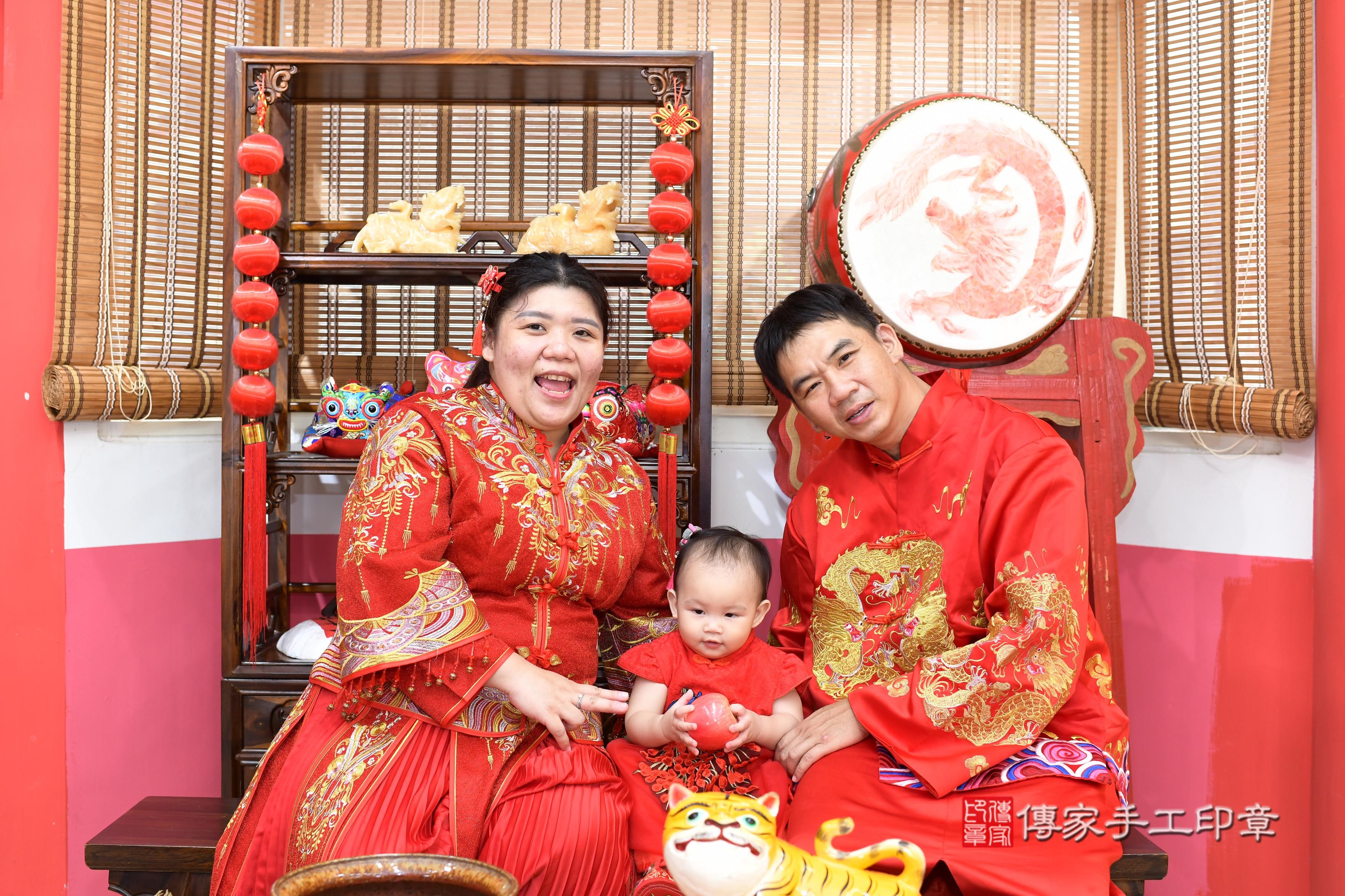 傳家手工印章高雄店、抓周、度脺、美式風會場、傳家嬰兒古禮、吉祥話、抓周道具物品24種、拍照。抓周證書。寶寶抓周、滿周歲、生日快樂、祝福 傳家手工印章高雄店、抓周、度脺、美式風會場、傳家嬰兒古禮、吉祥話、抓周道具物品24種、拍照。抓周證書。寶寶抓周、滿周歲、生日快樂、祝福