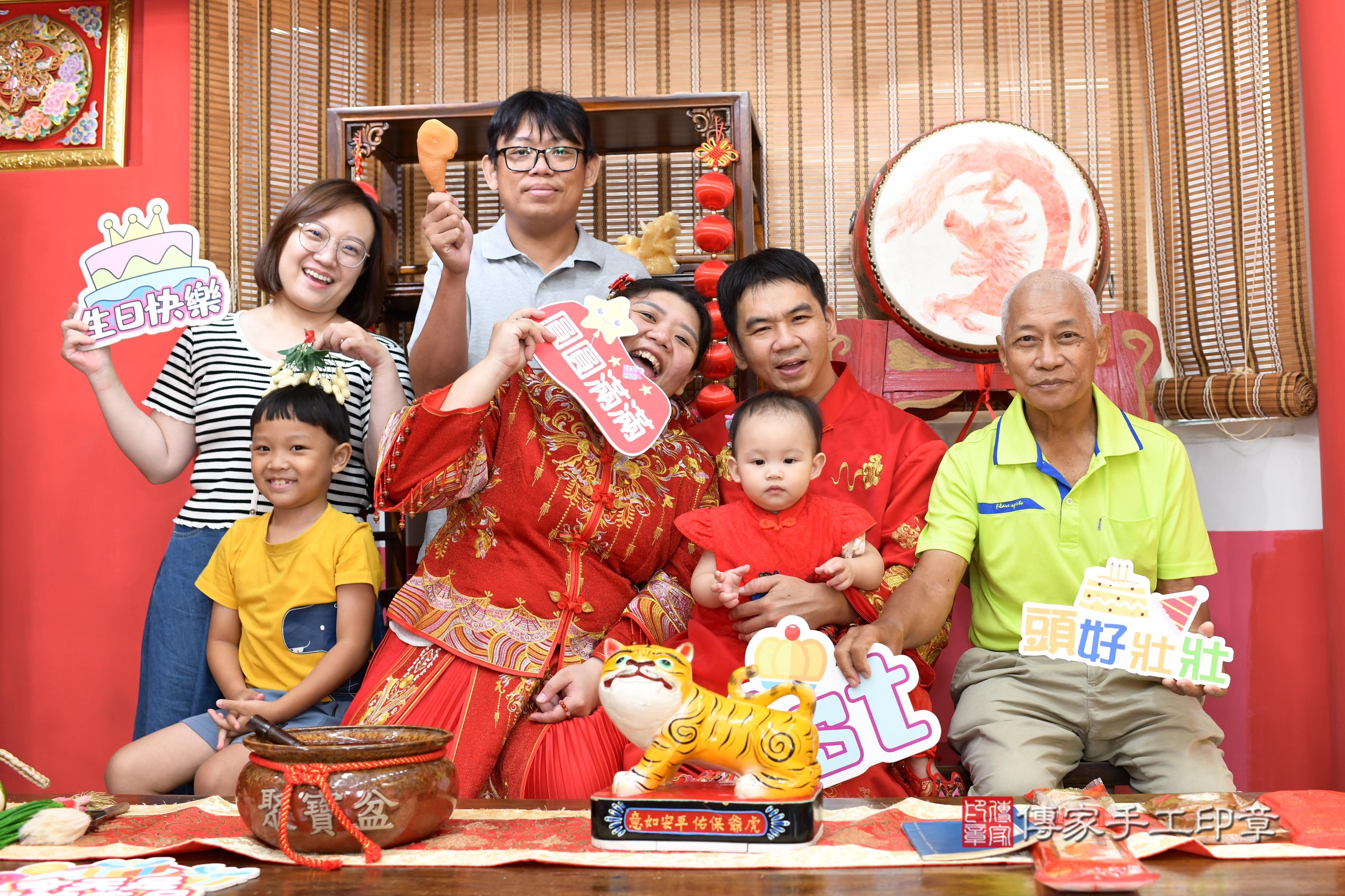 傳家手工印章高雄店、抓周、度脺、美式風會場、傳家嬰兒古禮、吉祥話、抓周道具物品24種、拍照。抓周證書。寶寶抓周、滿周歲、生日快樂、祝福 傳家手工印章高雄店、抓周、度脺、美式風會場、傳家嬰兒古禮、吉祥話、抓周道具物品24種、拍照。抓周證書。寶寶抓周、滿周歲、生日快樂、祝福