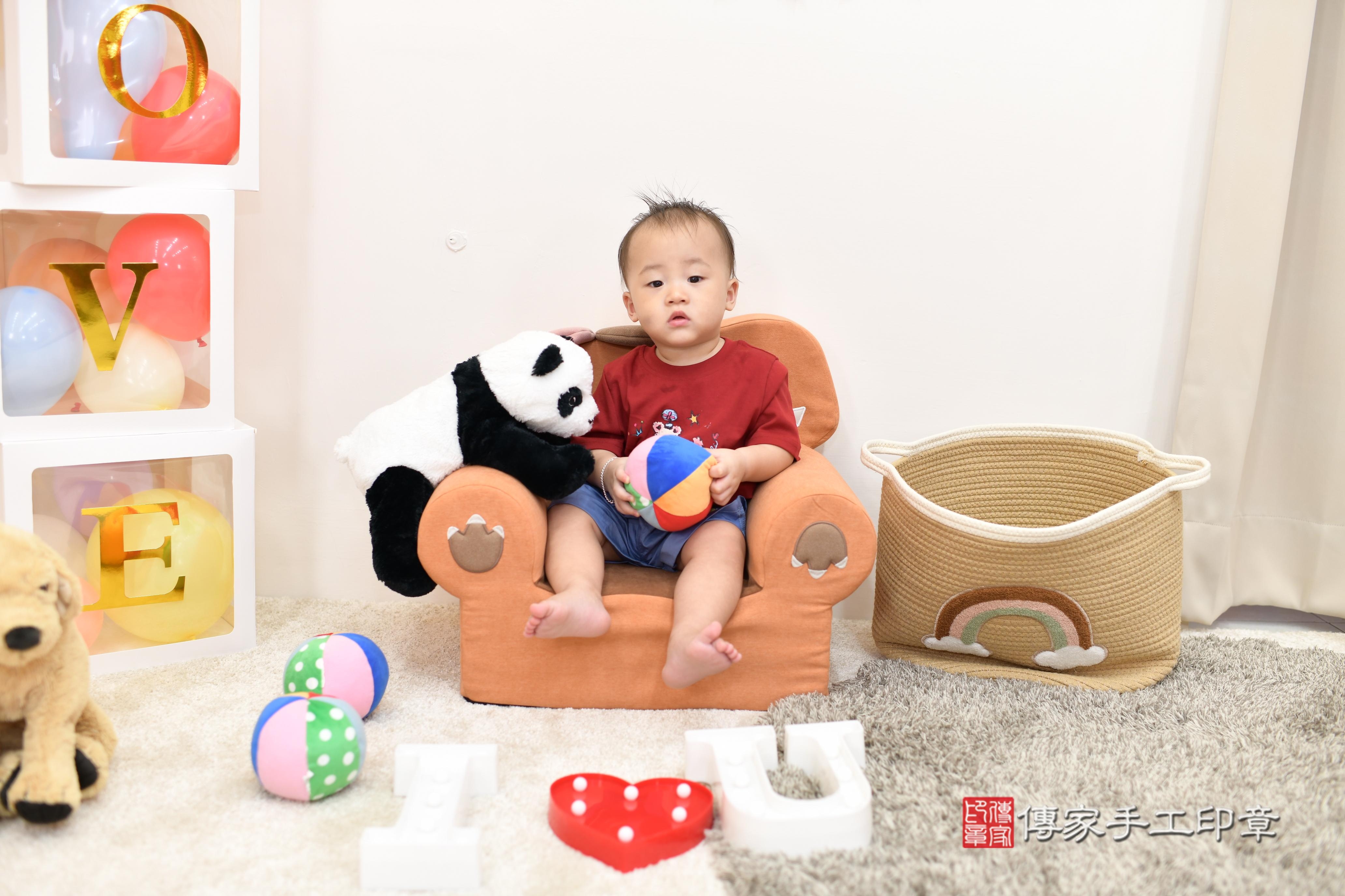 傳家手工印章高雄店、抓周、度脺、美式風會場、傳家嬰兒古禮、吉祥話、抓周道具物品24種、拍照。抓周證書。寶寶抓周、滿周歲、生日快樂、祝福