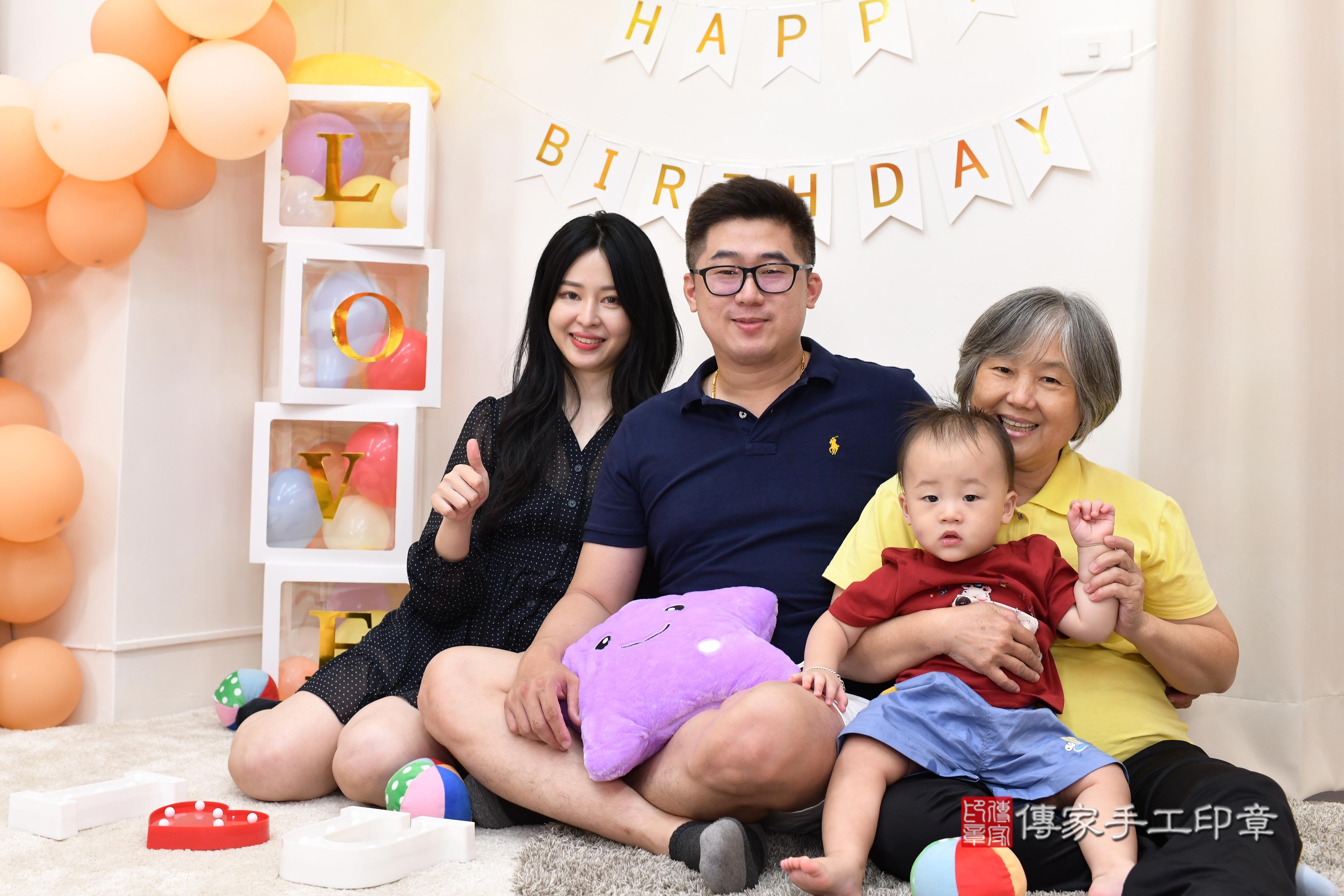 傳家手工印章高雄店、抓周、度脺、美式風會場、傳家嬰兒古禮、吉祥話、抓周道具物品24種、拍照。抓周證書。寶寶抓周、滿周歲、生日快樂、祝福