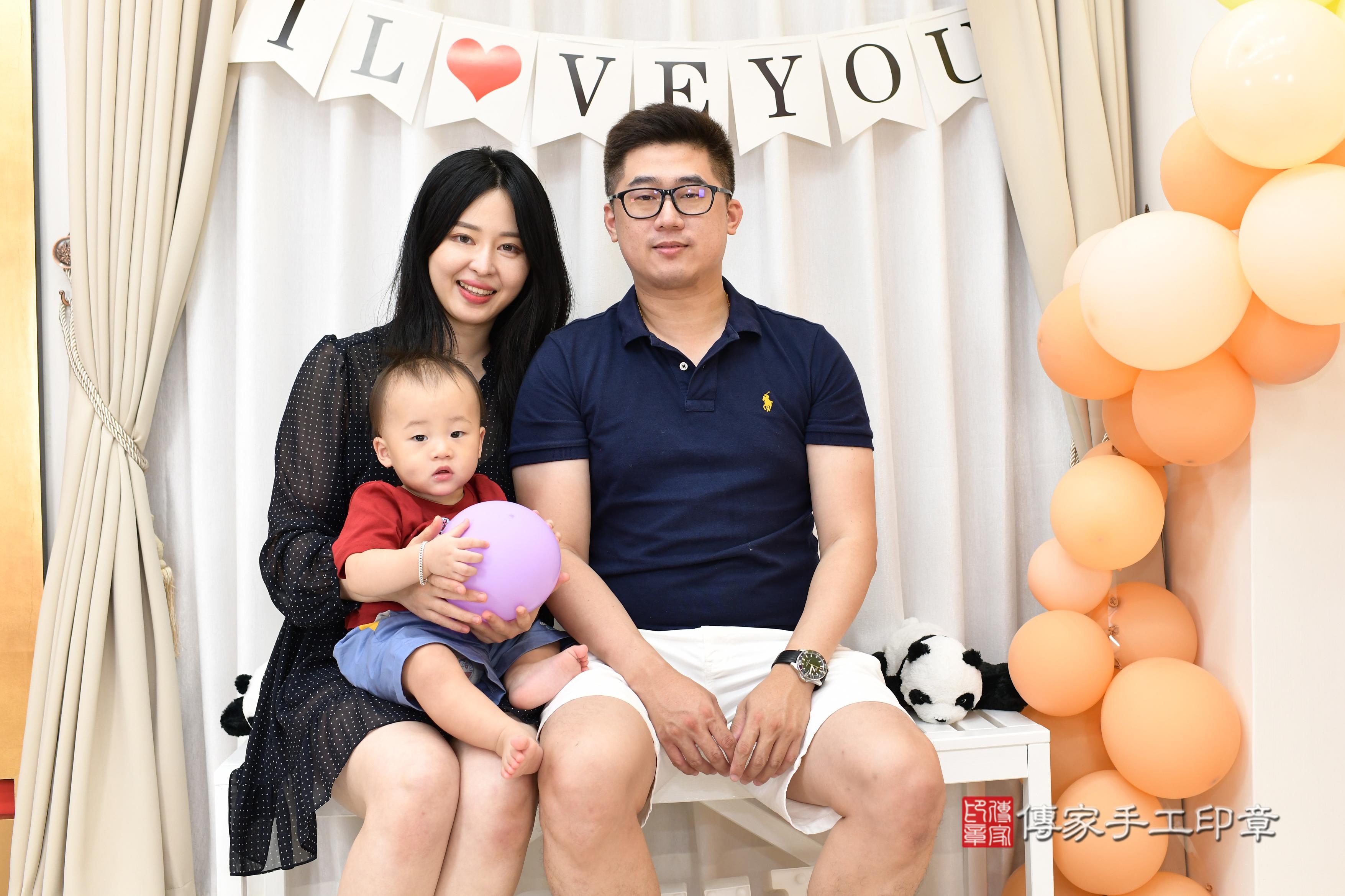 傳家手工印章高雄店、抓周、度脺、美式風會場、傳家嬰兒古禮、吉祥話、抓周道具物品24種、拍照。抓周證書。寶寶抓周、滿周歲、生日快樂、祝福