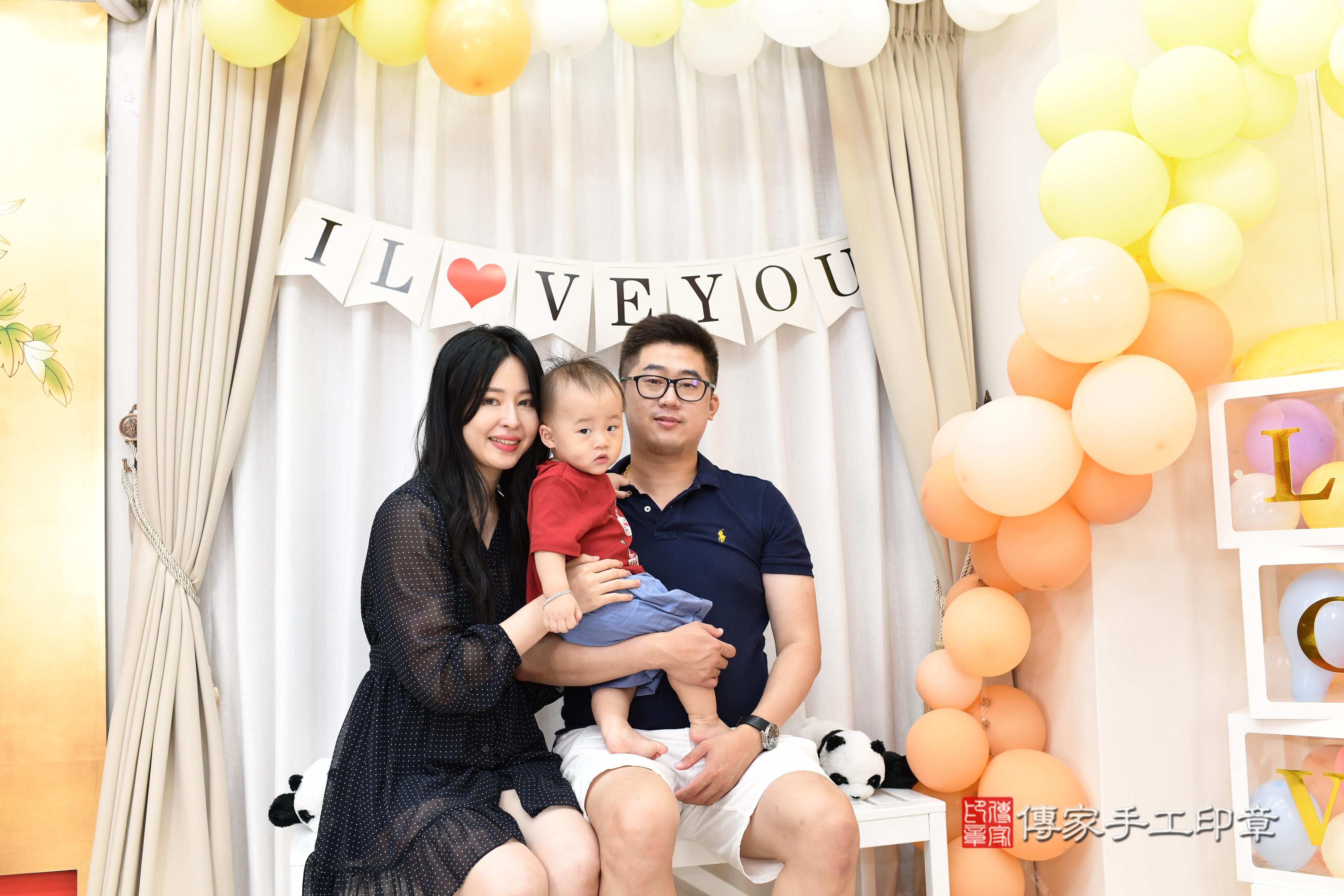 傳家手工印章高雄店、抓周、度脺、美式風會場、傳家嬰兒古禮、吉祥話、抓周道具物品24種、拍照。抓周證書。寶寶抓周、滿周歲、生日快樂、祝福