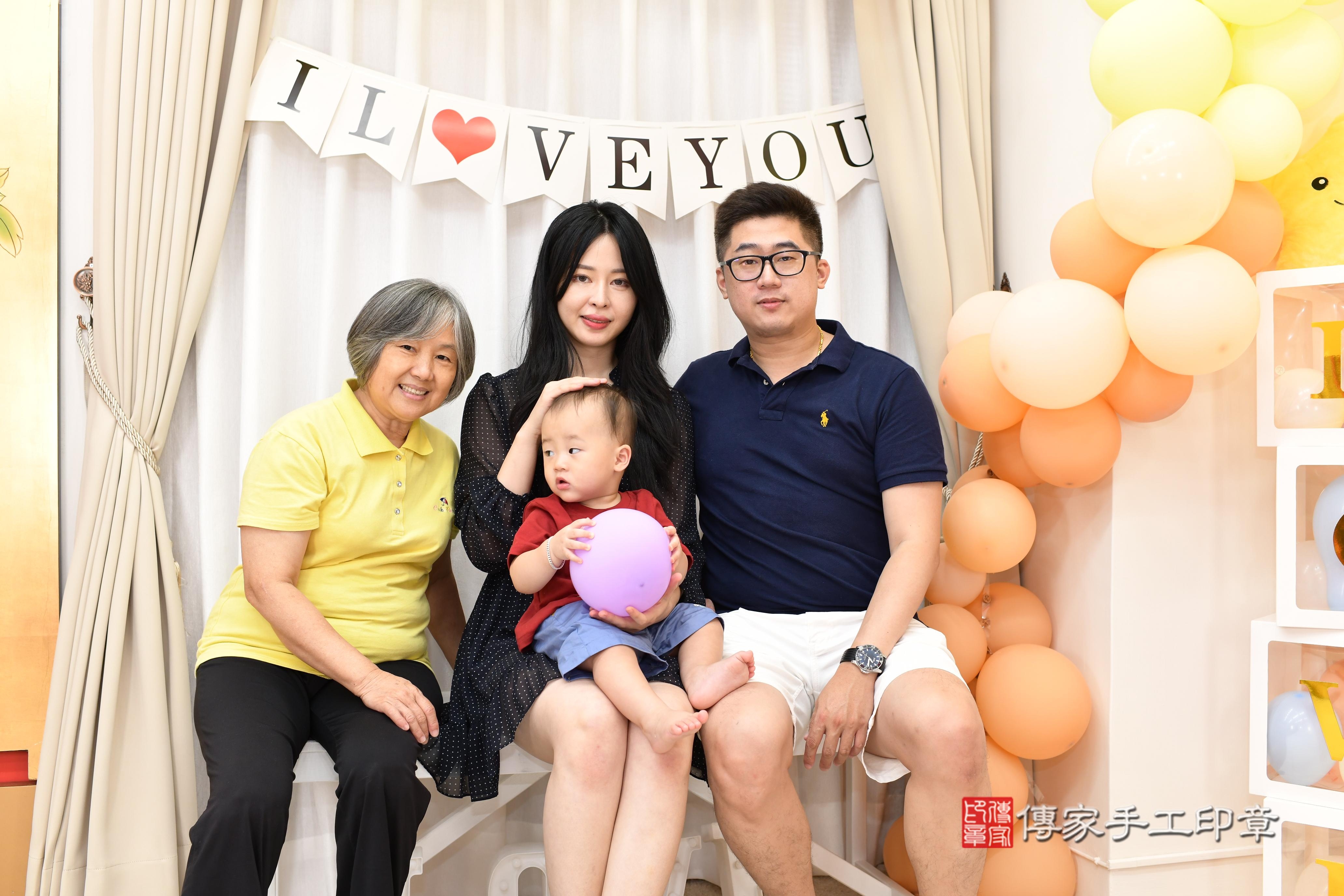 傳家手工印章高雄店、抓周、度脺、美式風會場、傳家嬰兒古禮、吉祥話、抓周道具物品24種、拍照。抓周證書。寶寶抓周、滿周歲、生日快樂、祝福