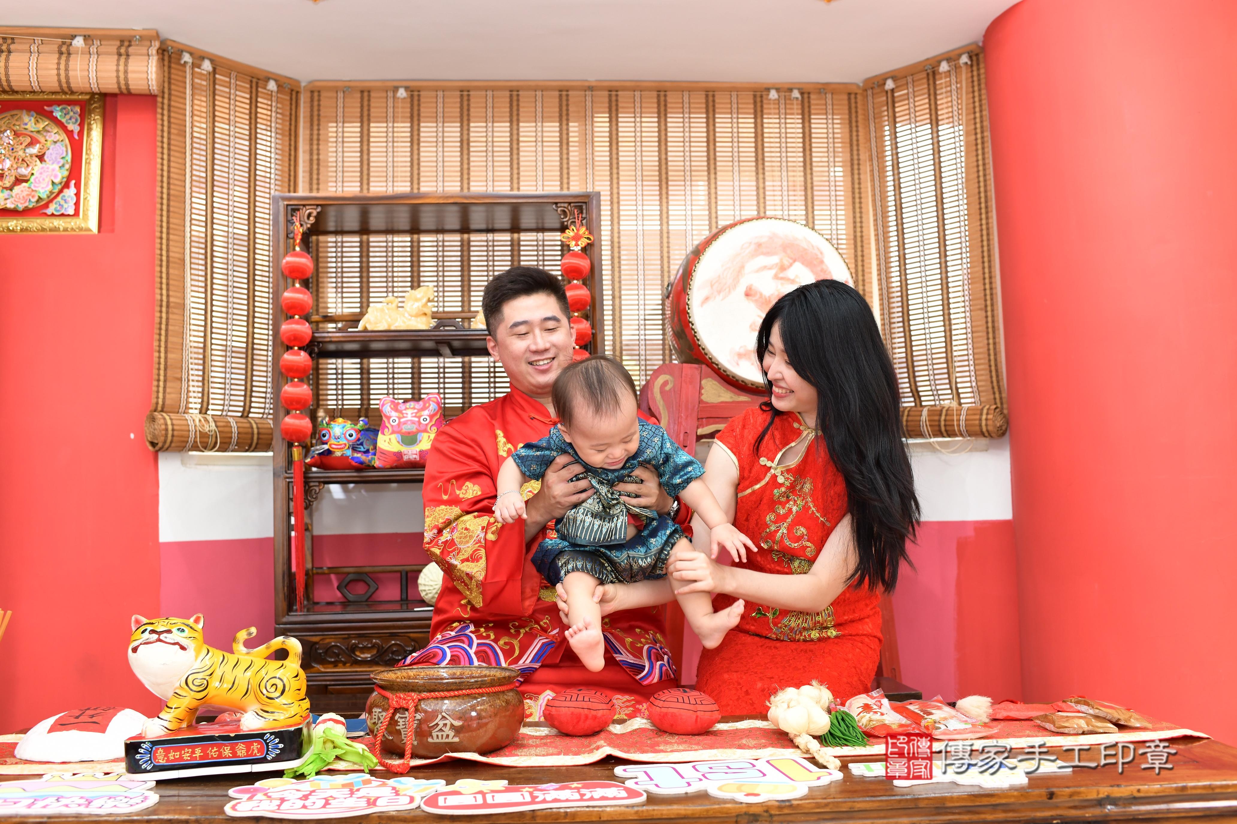 傳家手工印章高雄店、抓周、度脺、美式風會場、傳家嬰兒古禮、吉祥話、抓周道具物品24種、拍照。抓周證書。寶寶抓周、滿周歲、生日快樂、祝福