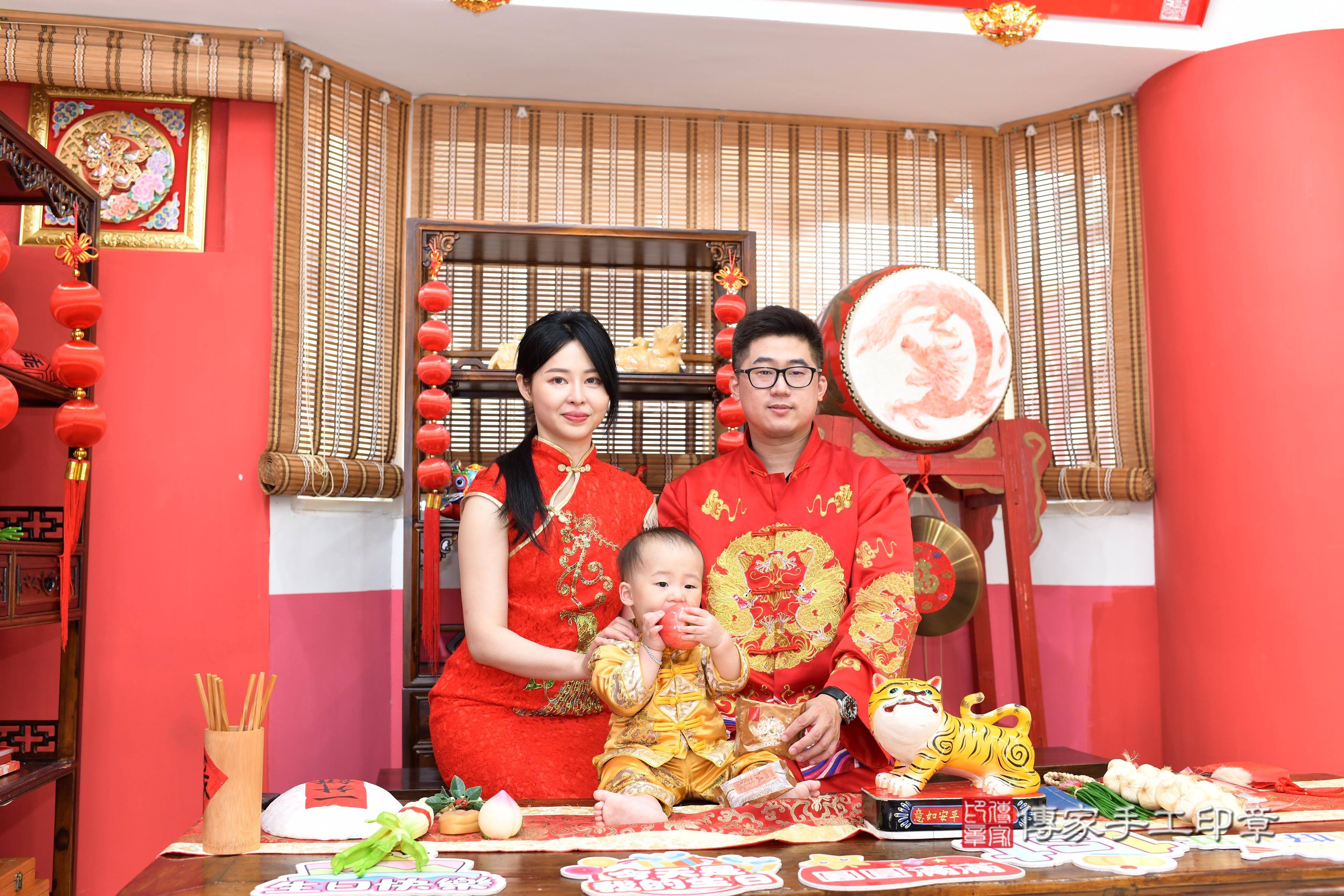 傳家手工印章高雄店、抓周、度脺、美式風會場、傳家嬰兒古禮、吉祥話、抓周道具物品24種、拍照。抓周證書。寶寶抓周、滿周歲、生日快樂、祝福