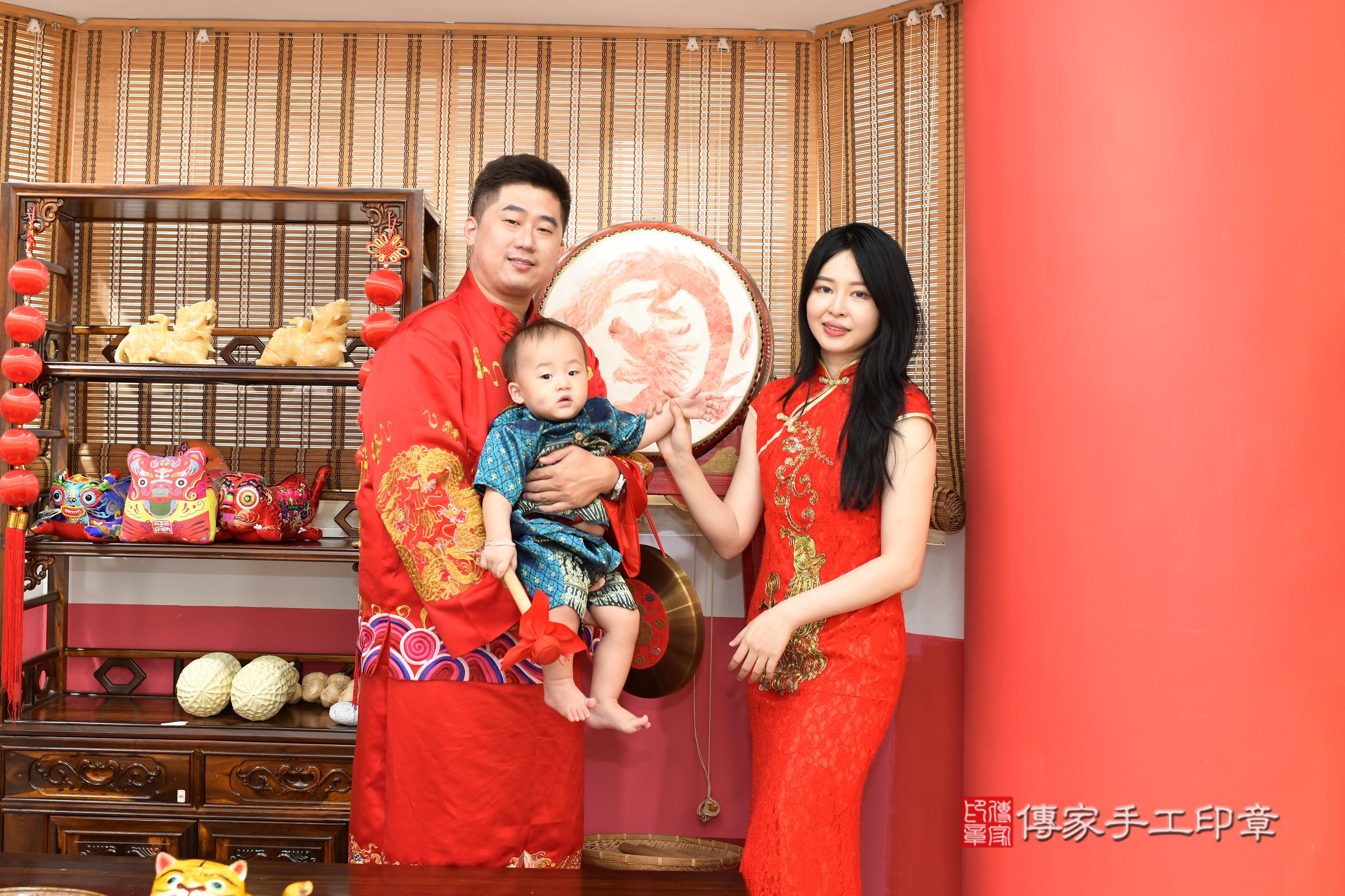 傳家手工印章高雄店、抓周、度脺、美式風會場、傳家嬰兒古禮、吉祥話、抓周道具物品24種、拍照。抓周證書。寶寶抓周、滿周歲、生日快樂、祝福