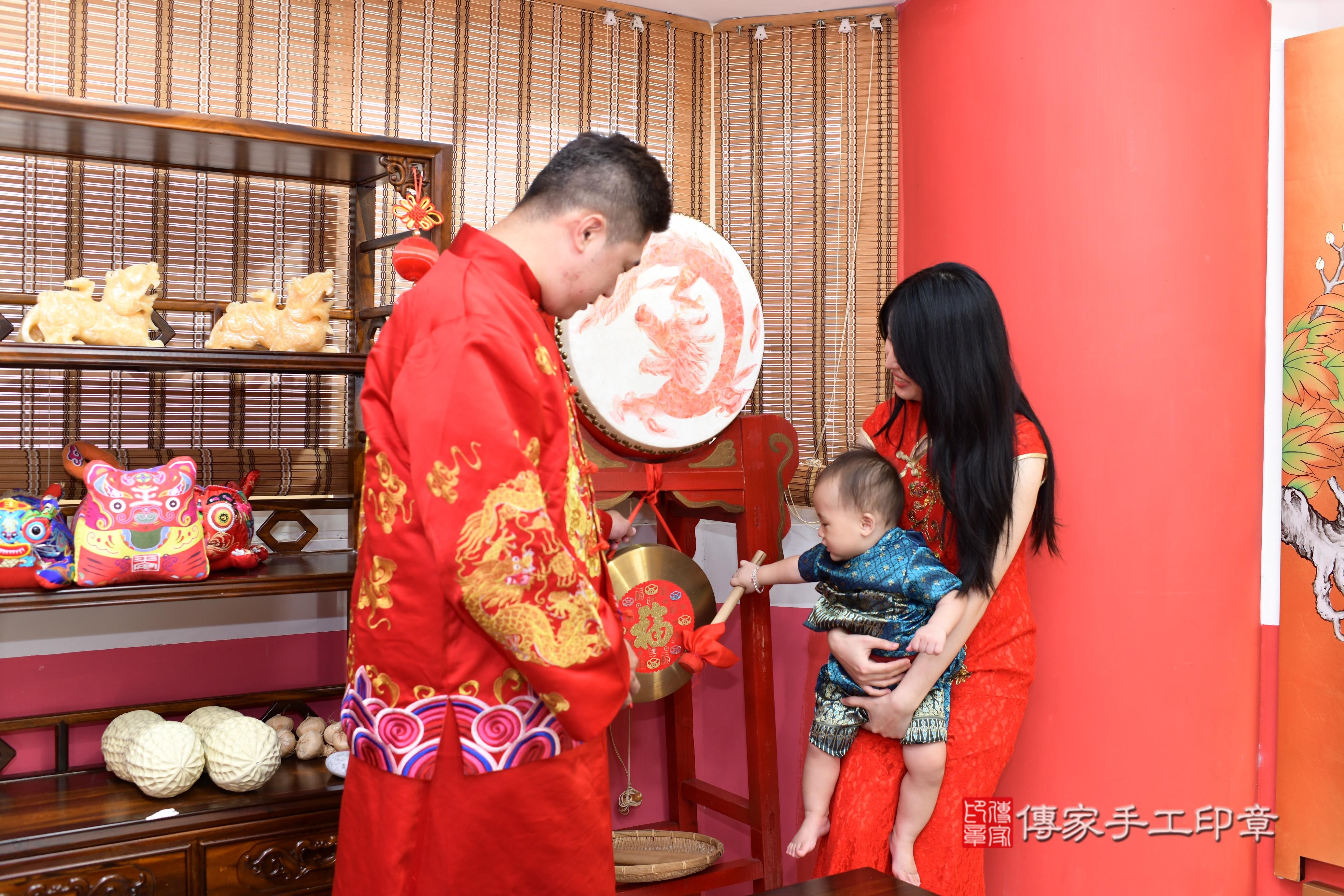 傳家手工印章高雄店、抓周、度脺、美式風會場、傳家嬰兒古禮、吉祥話、抓周道具物品24種、拍照。抓周證書。寶寶抓周、滿周歲、生日快樂、祝福