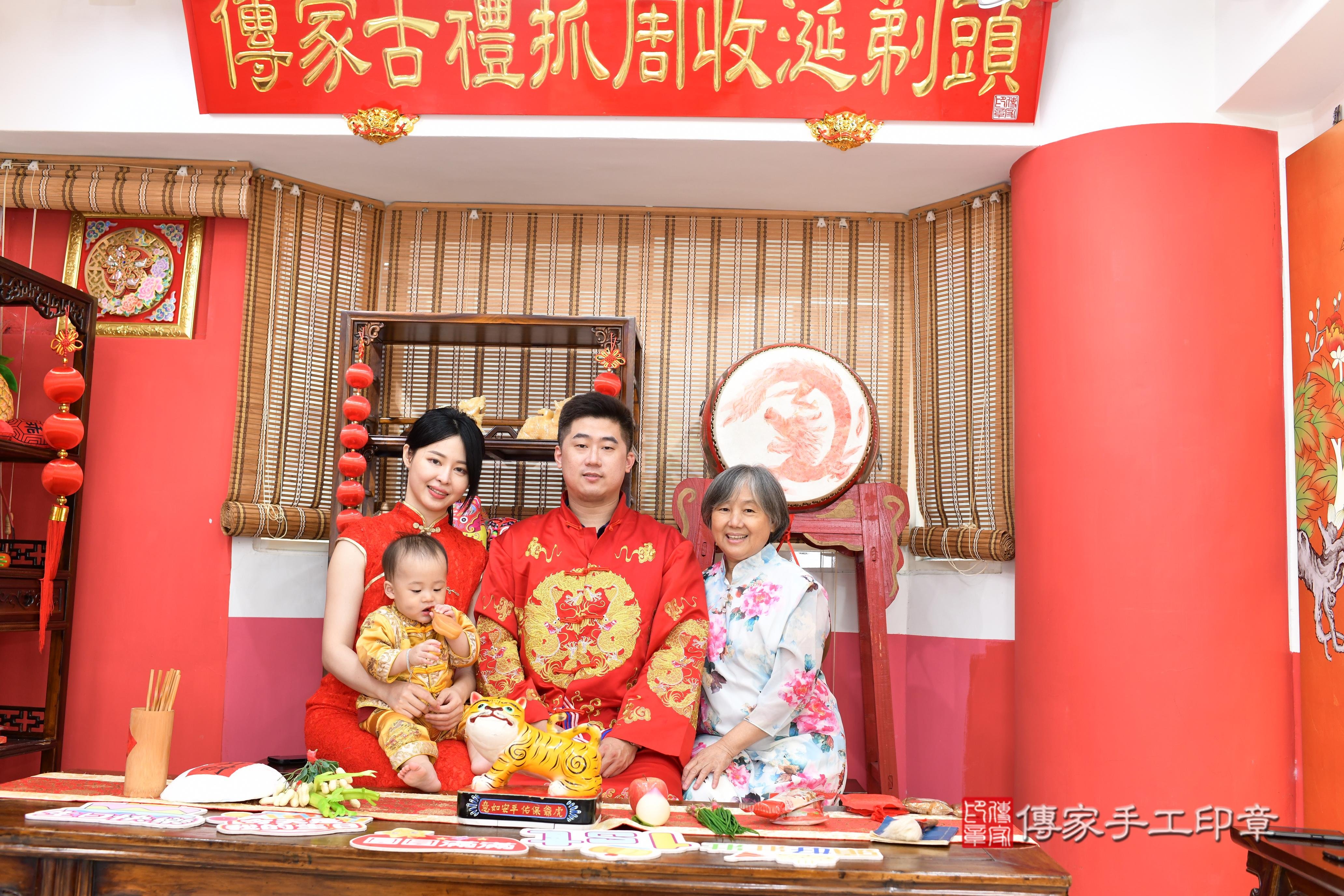 傳家手工印章高雄店、抓周、度脺、美式風會場、傳家嬰兒古禮、吉祥話、抓周道具物品24種、拍照。抓周證書。寶寶抓周、滿周歲、生日快樂、祝福