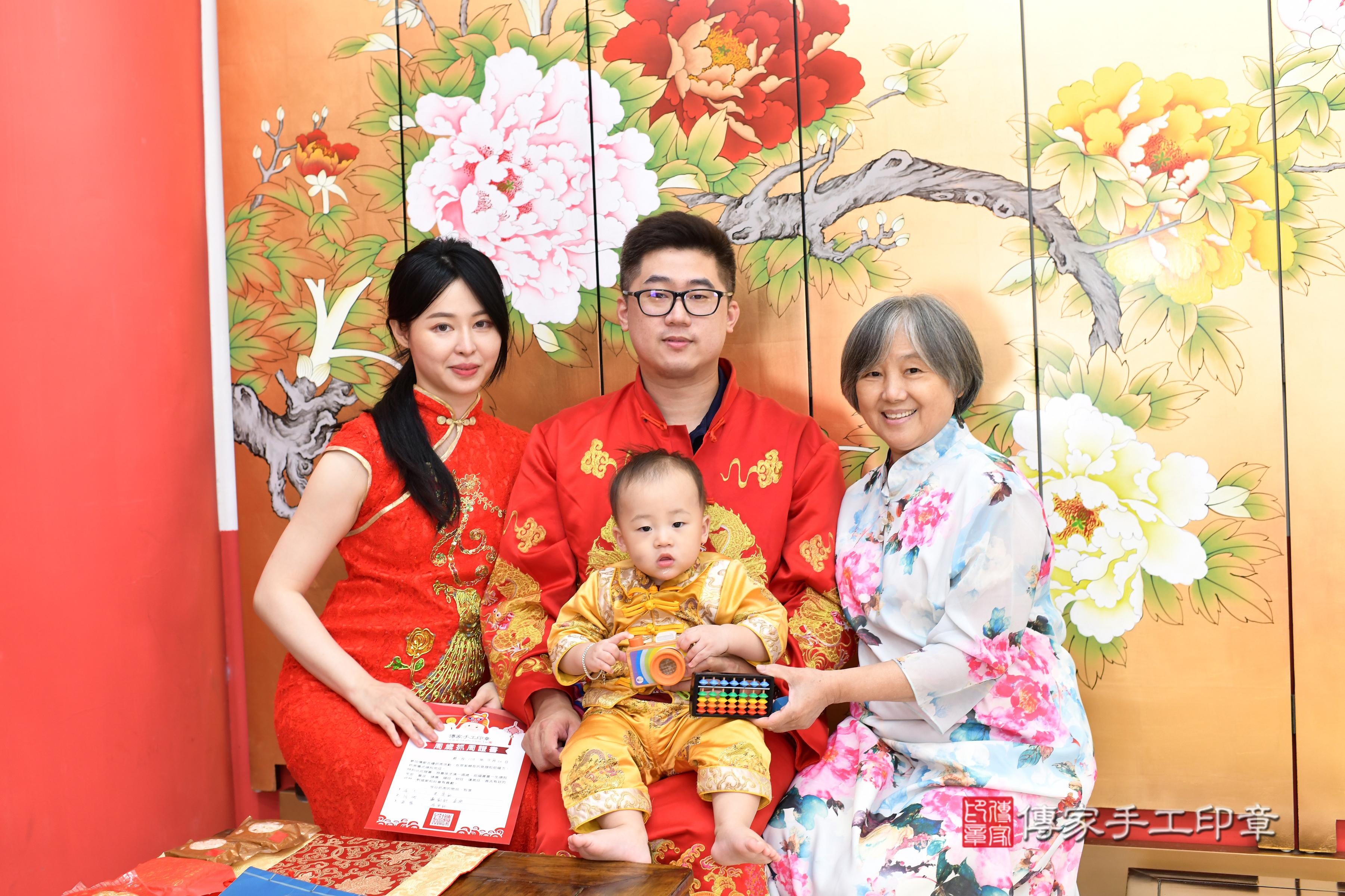 傳家手工印章高雄店、抓周、度脺、美式風會場、傳家嬰兒古禮、吉祥話、抓周道具物品24種、拍照。抓周證書。寶寶抓周、滿周歲、生日快樂、祝福