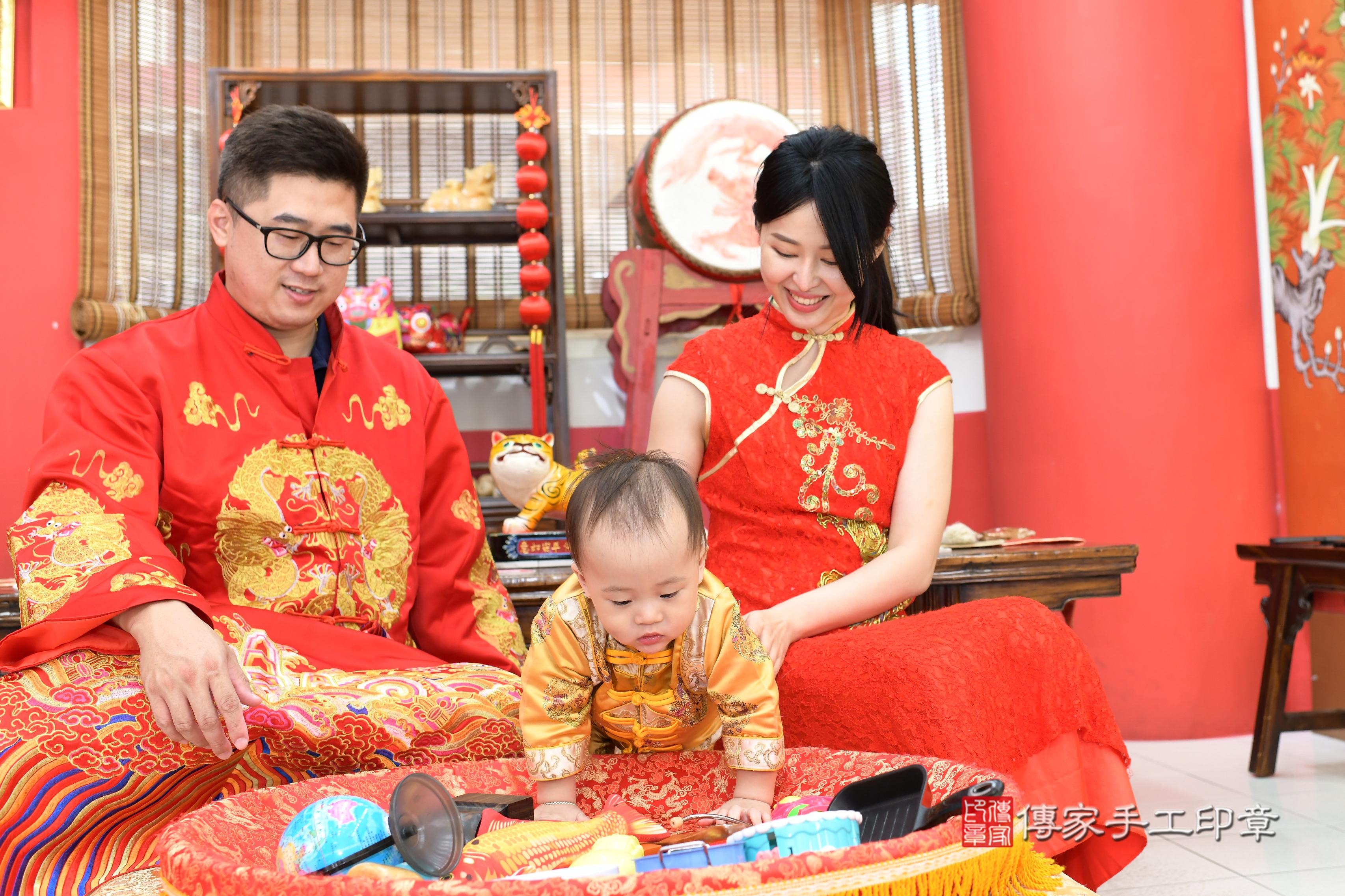 傳家手工印章高雄店、抓周、度脺、美式風會場、傳家嬰兒古禮、吉祥話、抓周道具物品24種、拍照。抓周證書。寶寶抓周、滿周歲、生日快樂、祝福