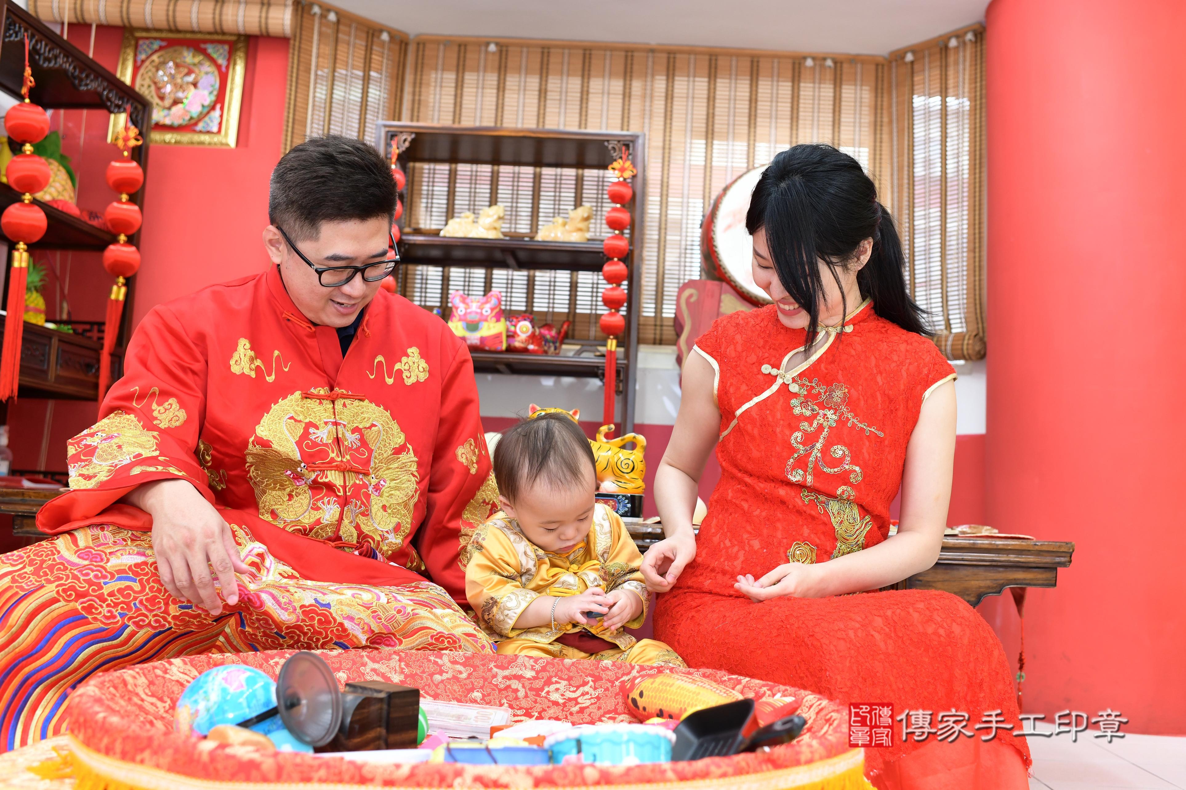 傳家手工印章高雄店、抓周、度脺、美式風會場、傳家嬰兒古禮、吉祥話、抓周道具物品24種、拍照。抓周證書。寶寶抓周、滿周歲、生日快樂、祝福