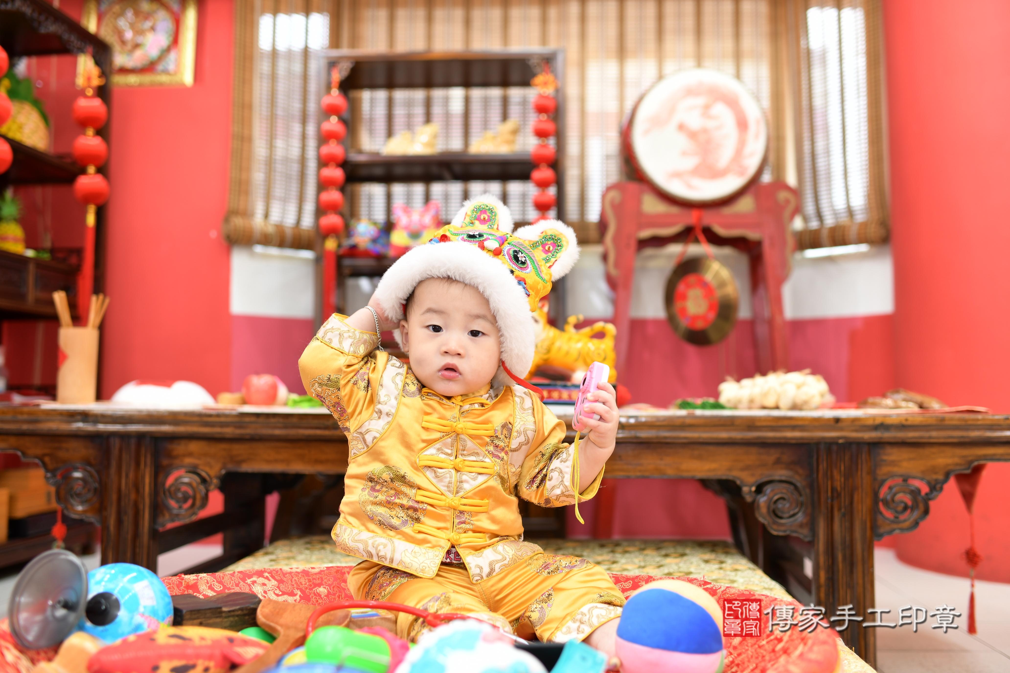 傳家手工印章高雄店、抓周、度脺、美式風會場、傳家嬰兒古禮、吉祥話、抓周道具物品24種、拍照。抓周證書。寶寶抓周、滿周歲、生日快樂、祝福