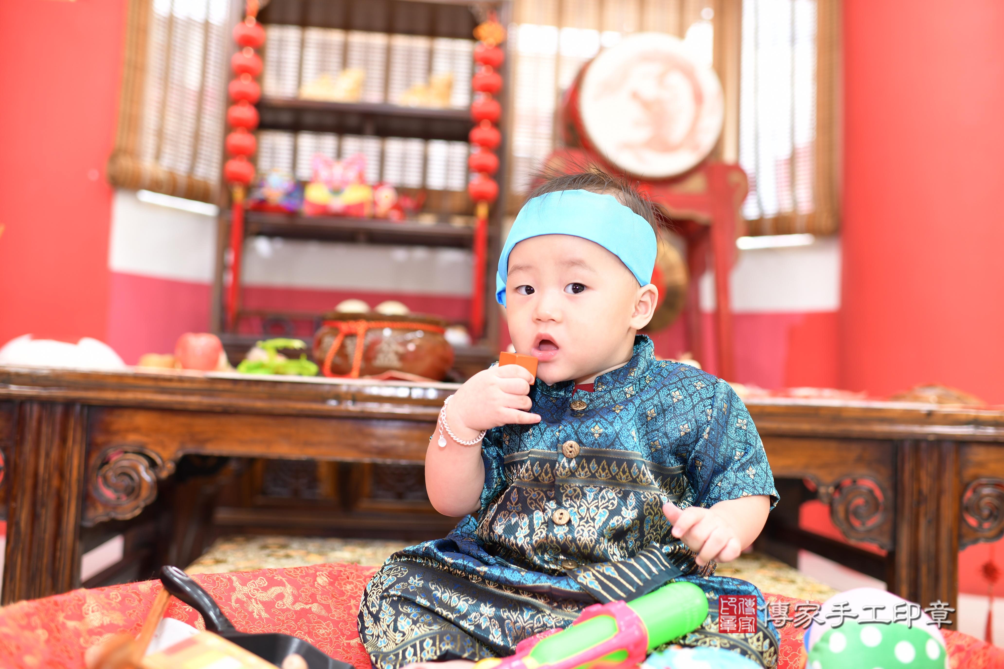 傳家手工印章高雄店、抓周、度脺、美式風會場、傳家嬰兒古禮、吉祥話、抓周道具物品24種、拍照。抓周證書。寶寶抓周、滿周歲、生日快樂、祝福